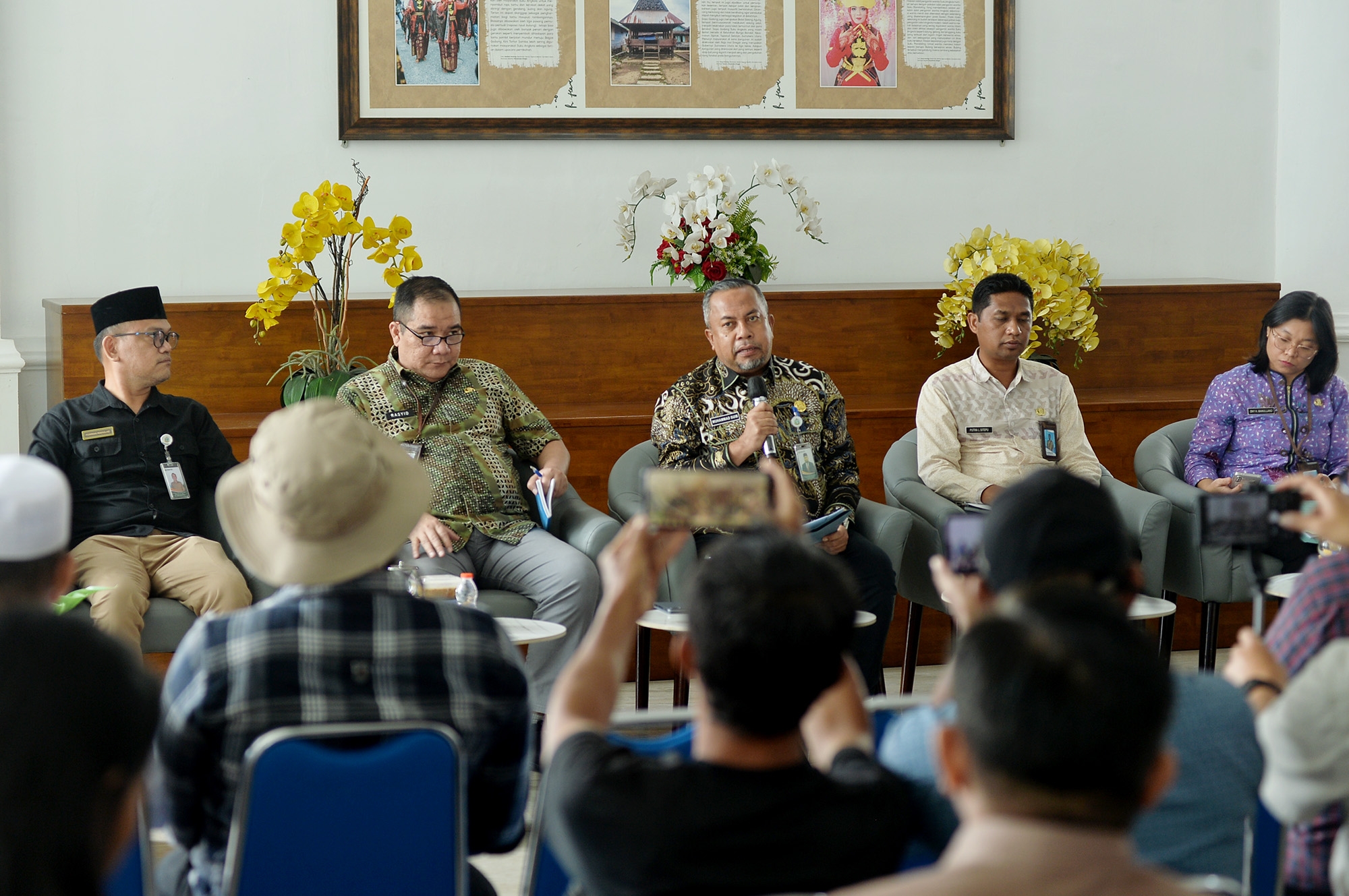 metrodeli/istimewa KONFERENSI PERS: Kadis PMD Dukcapil Sumut Muhammad Suib menyampaikan pemaparan saat melakukan Konferensi Pers terkait Kampung Kreatif Sumut Berkah yang difasilitasi Dinas Kominfo Sumut ini berlangsung di Lobby Dekranasda Lantai 1 Kantor Gubernur Sumut Jalan Diponegoro Kota Medan, Jumat 28 Agustus 2026.