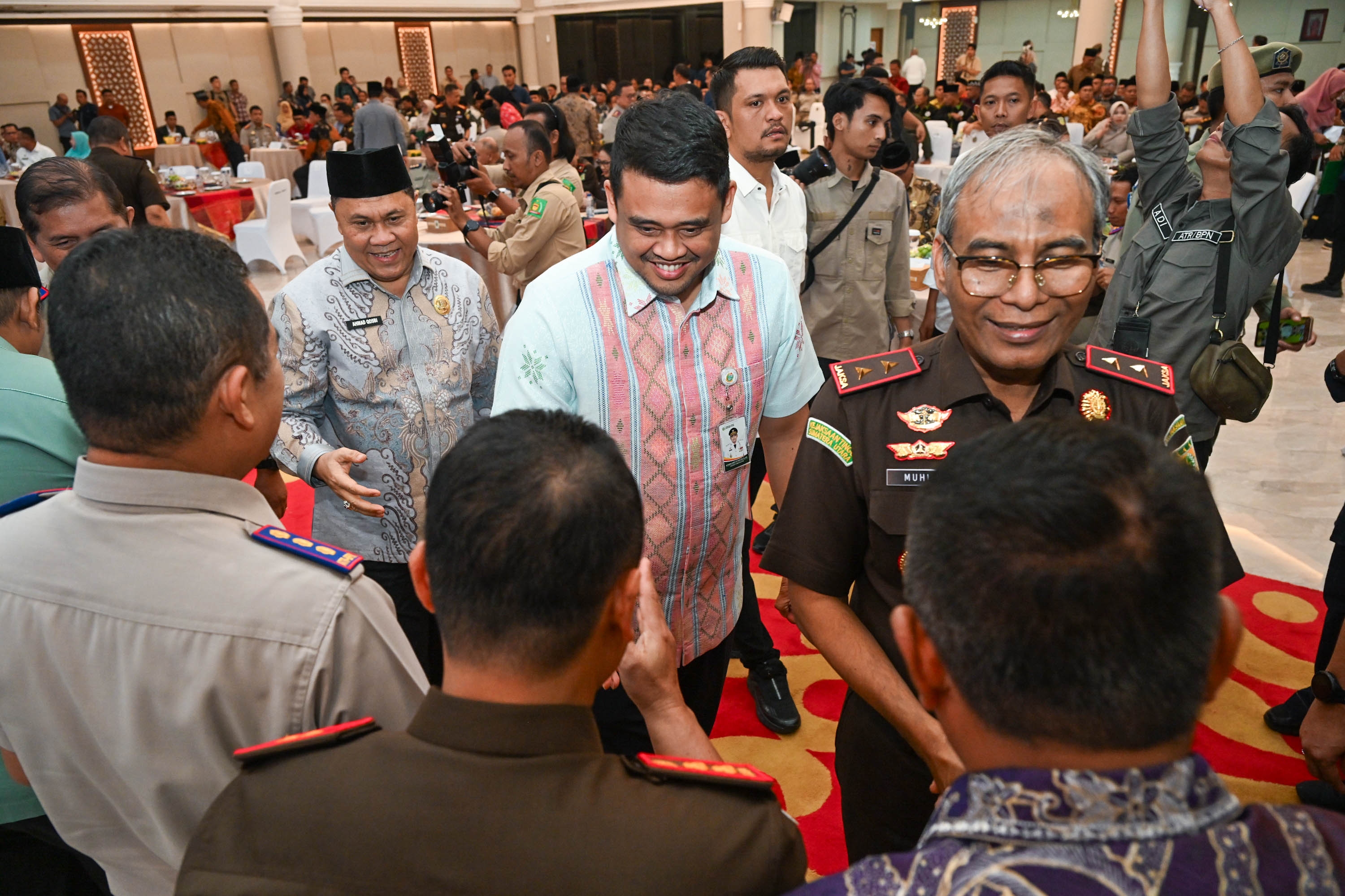 metrodeli/istimewa MOU : Gubernur Sumut, Bobby Nasution menghadiri Penandatanganan Nota Kesepahaman dan Perjanjian Kerjasama antara Pemprov Sumut, Kejaksaan Tinggi Sumut, Badan Pertanahan Nasional (BPN) Sumut, Badan Wakaf Indonesia (BWI) Sumut, dan Kantor Perwakilan Kementerian Agama Sumut tentang Percepatan Pendaftaran Tanah Wakaf yang diselenggarakan di Aula Raja Inal Siregar, lantai 2 Kantor Gubernur Sumut, Jalan Diponegoro No. 30, Medan, Kamis 27 Agustus 2026.