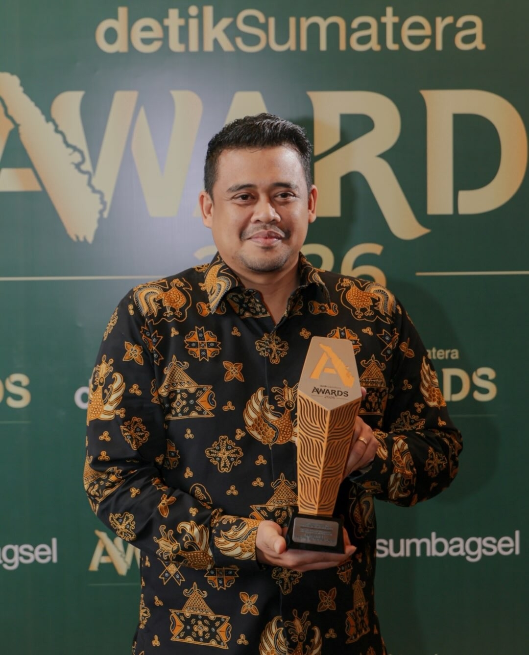 metrodeli/istimewa ANUGERAH: Gubernur Sumut Muhammad Bobby Afif Nasution menerima Anugerah Program Inovasi Pembangunan Terpuji Kategori Percepatan Layanan Dasar dan Pemerataan Pembangunan Daerah pada acara Detik Sumatera Awards 2026 di Grand Ballroom Trans Hotel, Jakarta, Jumat 28 Agustus 2026.