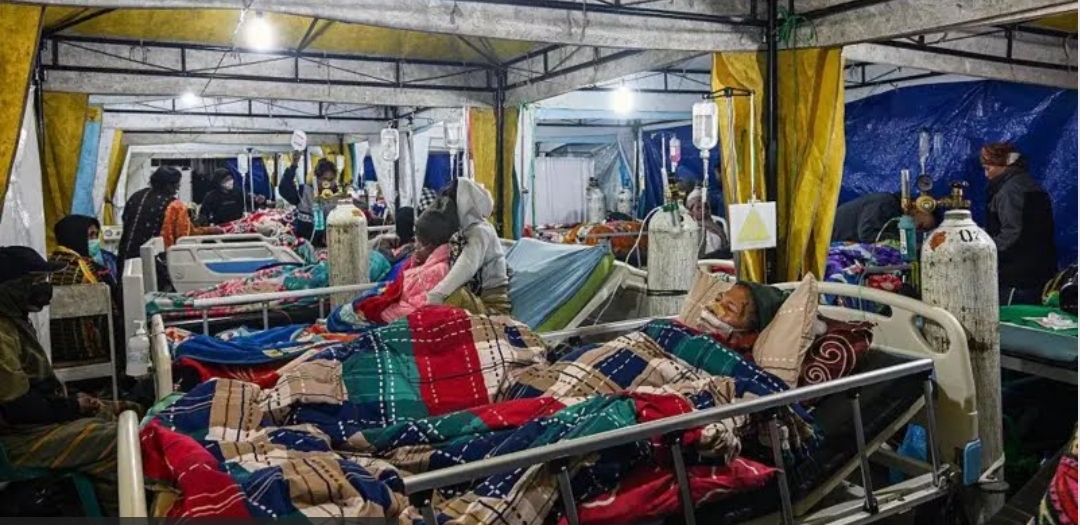 metrodeli/istimewa KORBAN GEMPA : Korban gempa dirawat di tenda medis darurat di depan RSUD Ruteng, Kabupaten Manggarai, Nusa Tenggara Timur, pada Sabtu, 15 Agustus 2026, karena kekhawatiran gempa susulan.