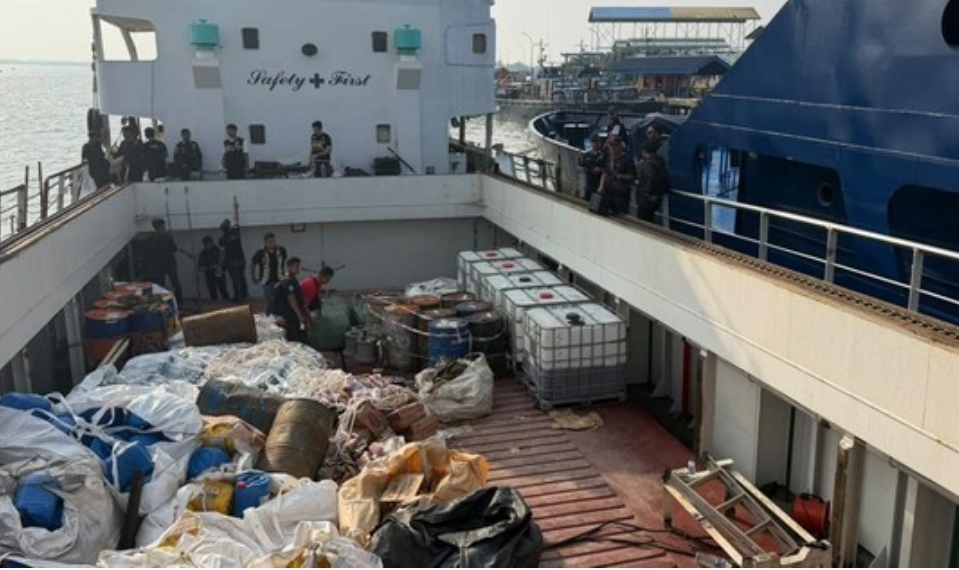 metrodeli/istimewa TANGKAP BNN, Bea Cukai, dan Polda Kepri mengamankan kapal MV Ocean Porter yang mengangkut 2,6 ton narkotika cair di perairan Karimun, Kepri. (dok. BNN)