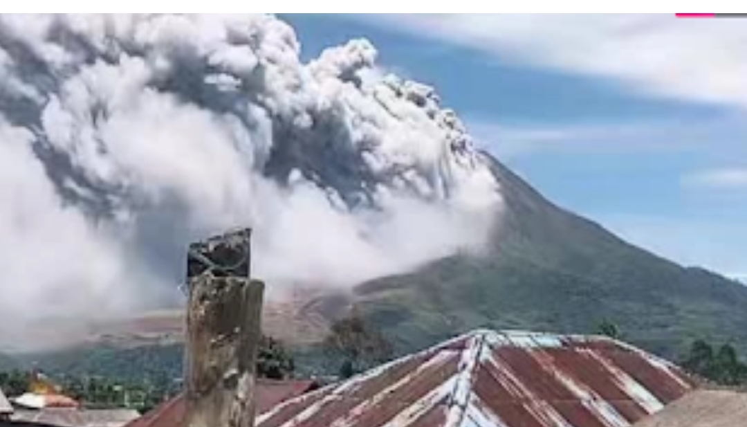 metrodeli/istimewa ERUPSI: Gunung Sinabung yang terletak di Kabupaten Karo kembali erupsi, Senin 31 Agustus 2026, sekira pukul 10.00WIB.