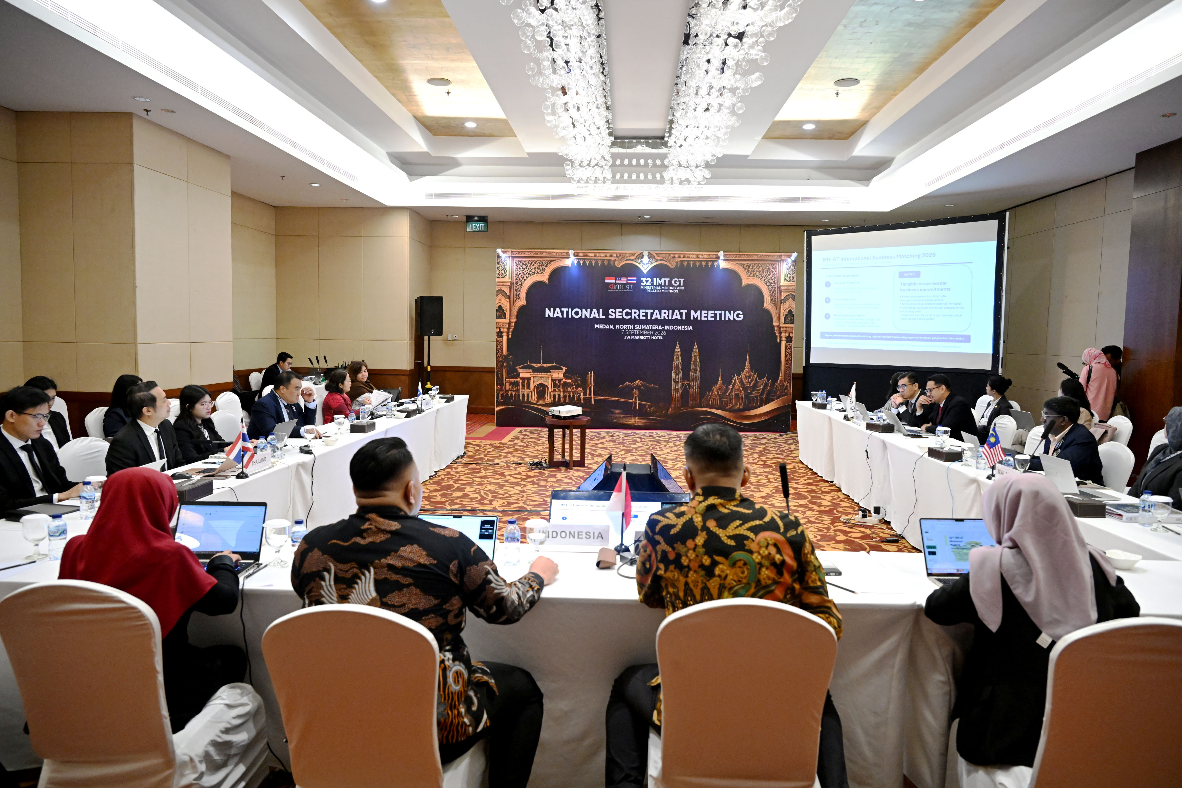 metrodeli/istimewa RAPAT AKHIR: Para peserta National Secretariat Meeting dan Joint Business Council Meeting yang berasal dari 3 Negara Indoneia, Malaysia dan Thailand Growth Triangle (IMT-GT 32) mengikuti rapat akhir persiapan acara yang akan berlangsung mulai hari ini, Senin 7 September 2026. Acara IMT-GT 32 ini akan diselengrakan mulai 7-10 September 2026 di JW Marriot Hotel Medan.
