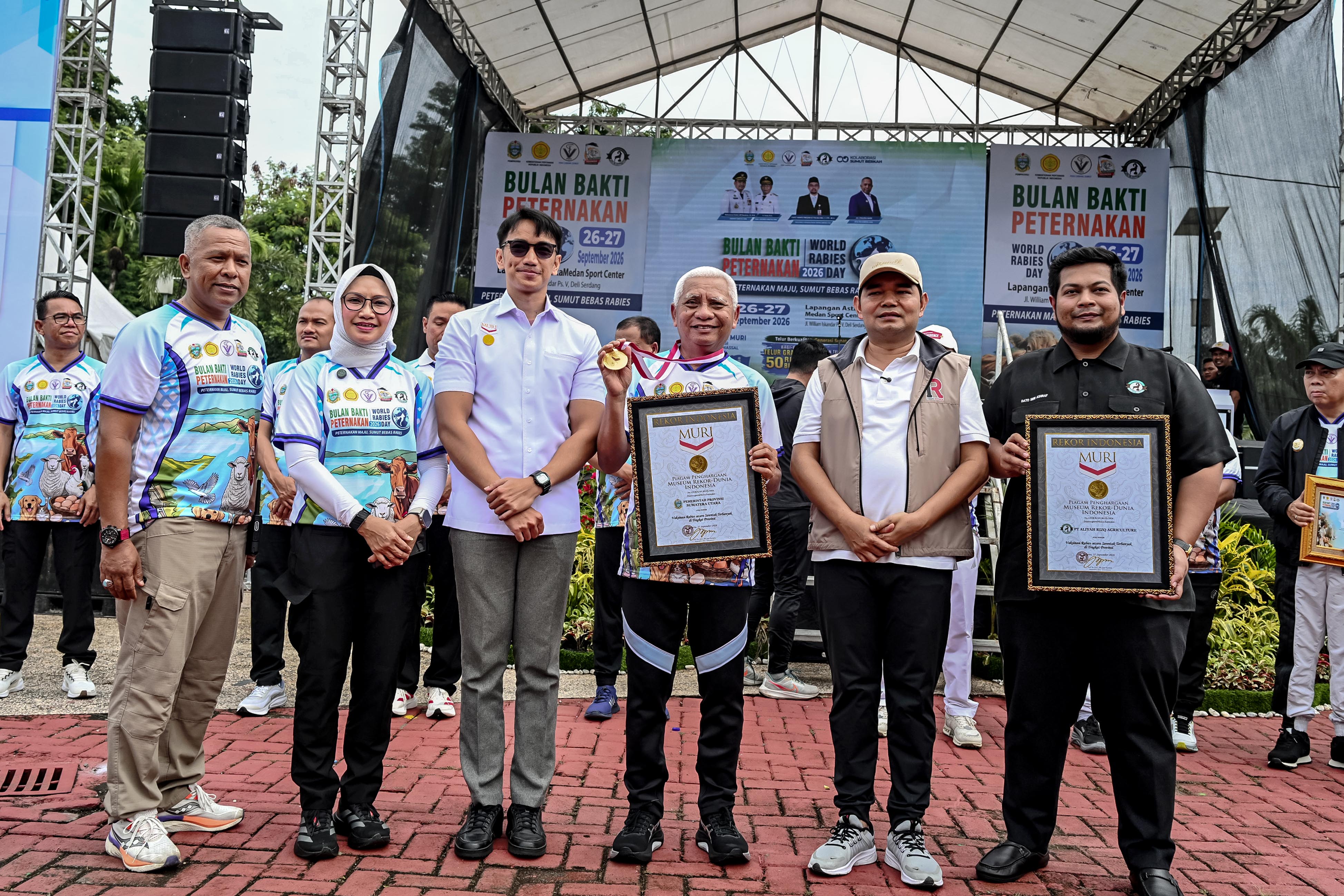 metrodeli/istimewa PERAYAAN: Wakil Gubernur Sumatera Utara (Sumut) Surya didampingi Penjabat (Pj) Sekretaris Daerah Provinsi Sumut Timur Tumanggor, dan sejumlah OPD dan asisten, menghadiri Perayaan Bulan Bakti Peternakan dan World Rabies Day tahun 2026 di Lapangan Astaka Medan Sport Centre Deliserdang, Minggu 27 September 2026.