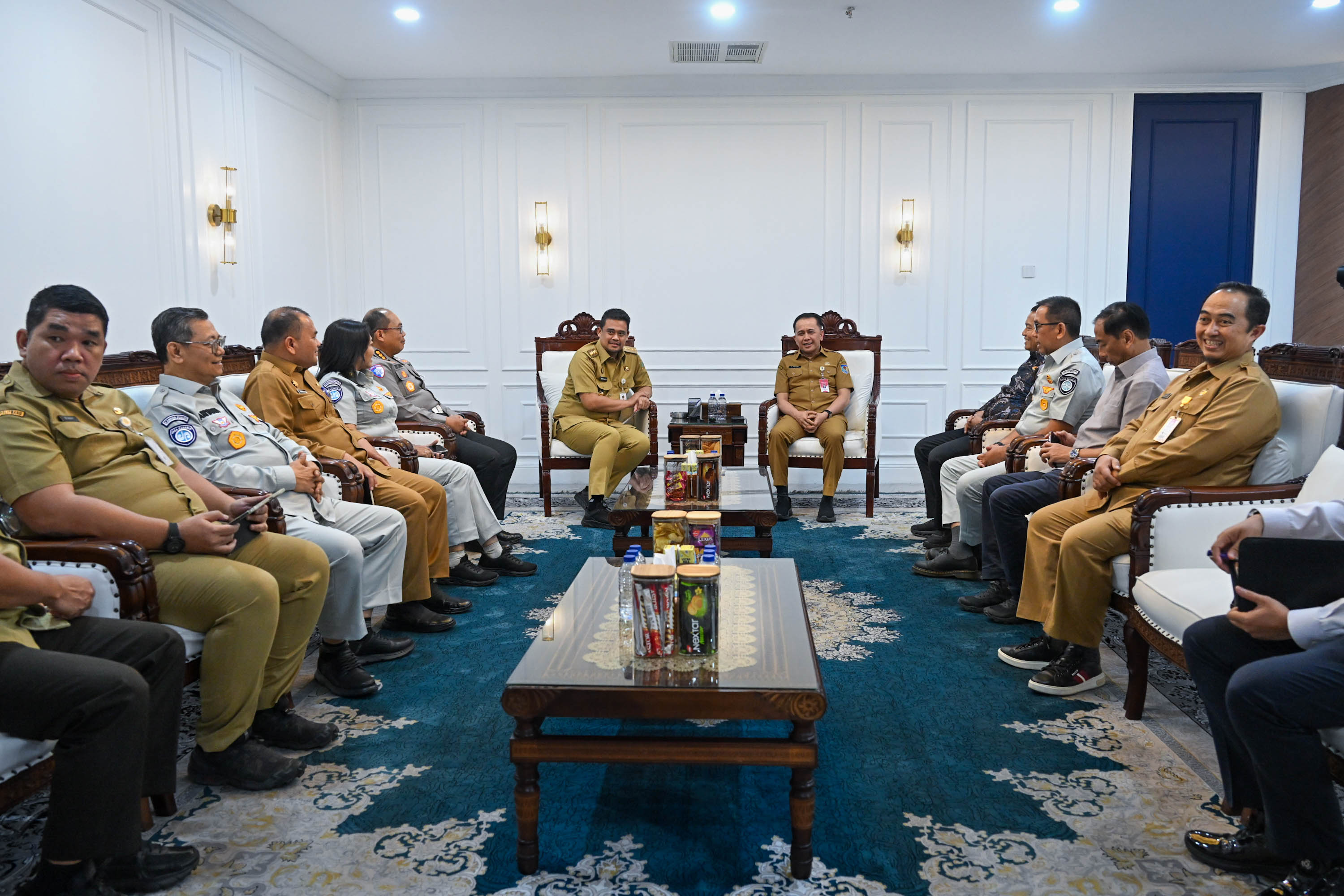 metrodeli/istimewa AUDIENSI: Gubernur Sumut M Bobby Nasution menerima audiensi Dirjen Keuangan Daerah Kemendagri Agus Fatoni bersama PT. Jasa Raharja (Persero) di ruang kerja Gubernur Sumut, lantai 10, Kantor Gubernur Sumut, Jalan Diponegoro Nomor 30 Medan, Senin 31 Agustus 2026.