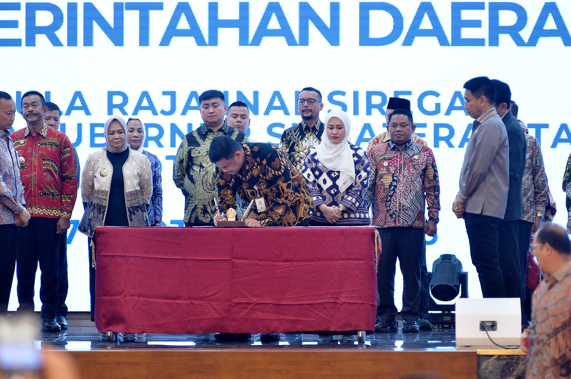 metrodeli/istimewa KOMITMEN: Gubernur Sumatera Utara (Sumut) Bobby Nasution bersama Bupati dan Walikota se-Sumut menandatangani komitmen bersama dalam pencegahan korupsi pada Rapat Koordinasi Penguatan Tata Kelola Pemerintahan Daerah dan Pencegahan Korupsi Dalam Penyelenggaraan Pemerintahan Daerah Sumut di Aula Raja Inal Siregar Kantor Gubernur Sumut Jalan Diponegoro Kota Medan, Kamis 17 September 2026.