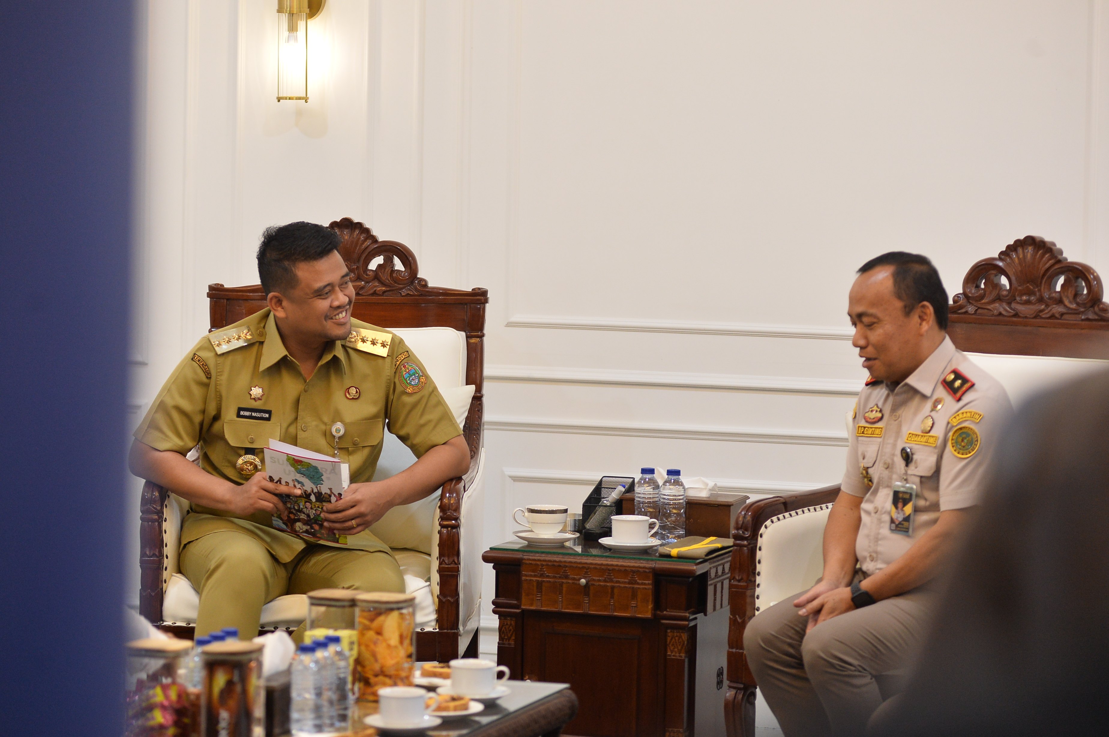 metrodeli/istimewa AUDIENSI : Gubsu M Bobby Nasution menerima audiensi Kepala Balai Karantina Hewan,Ikan Dan Tumbuhan Sumut Prayatno Ginting di ruang kerja Gubernur Lantai 10 Kantor Gubernur Sumut Jalan Diponegoro Kota Medan. Senin 7 September 2026.