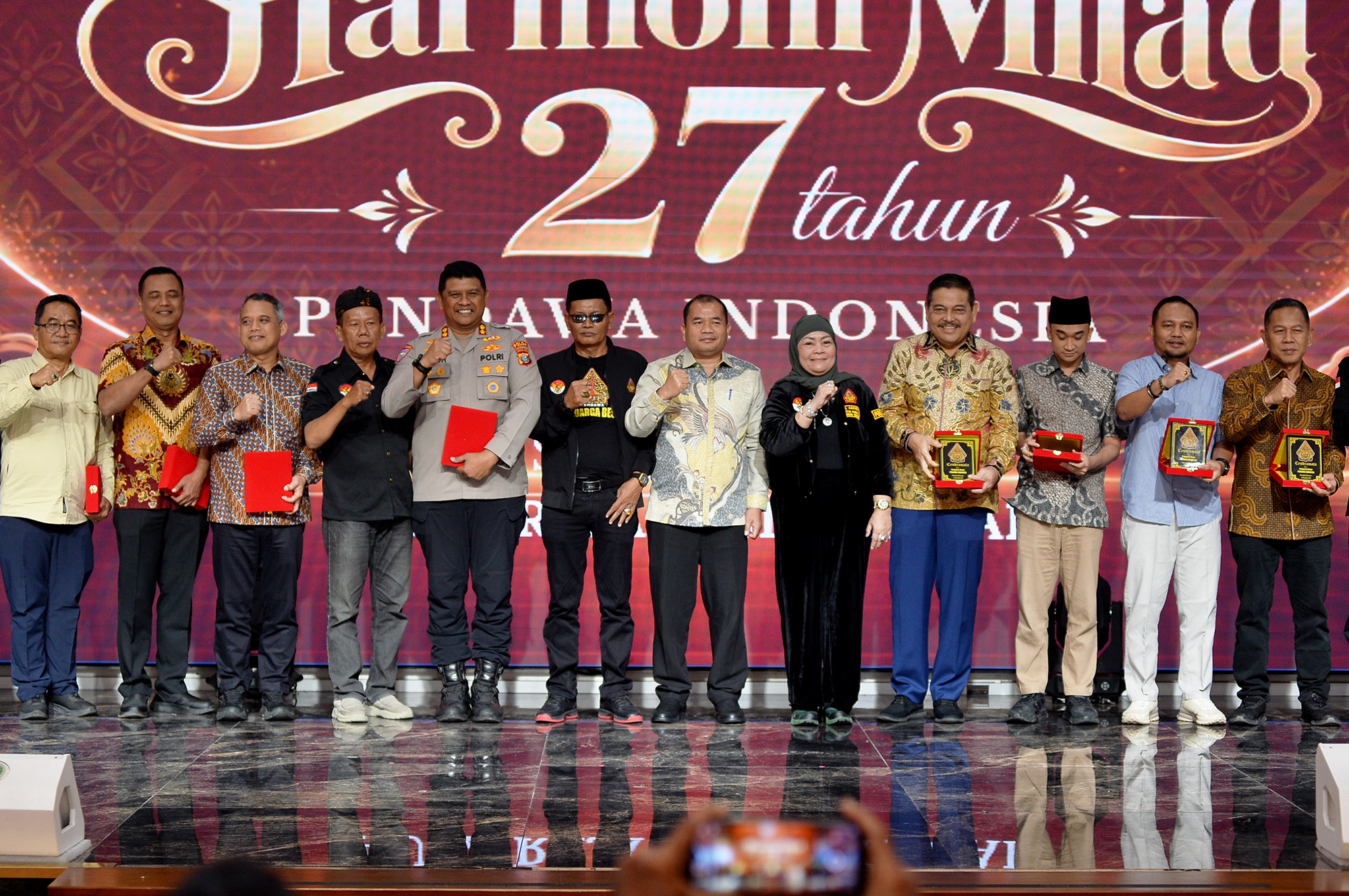 metrodeli/istimewa  MILAD : Pj. Sekdaprovsu Timur Tumanggor berfoto bersama pada Puncak Kegiatan Milad ke-27 Pendawa Tahun 2026 di Aula Raja Inal Siregar Kantor Gubernur Sumut Jalan Diponegoro Kota Medan, Minggu 20 September 2026.