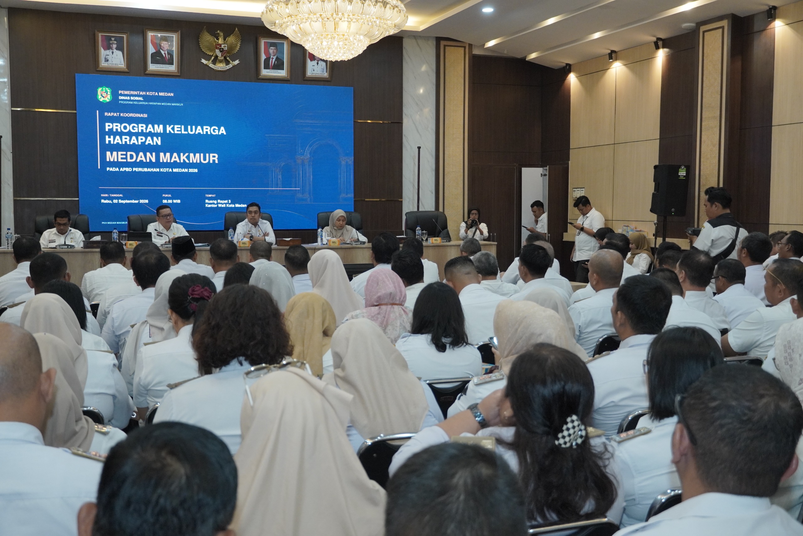 metrodeli/istimewa RAPAT : Sekda Kota Medan, Erfin Fahrurrazi, saat memimpin Rapat Program Keluarga Harapan Medan Makmur, di Balai Kota, Rabu 2 September 2026.