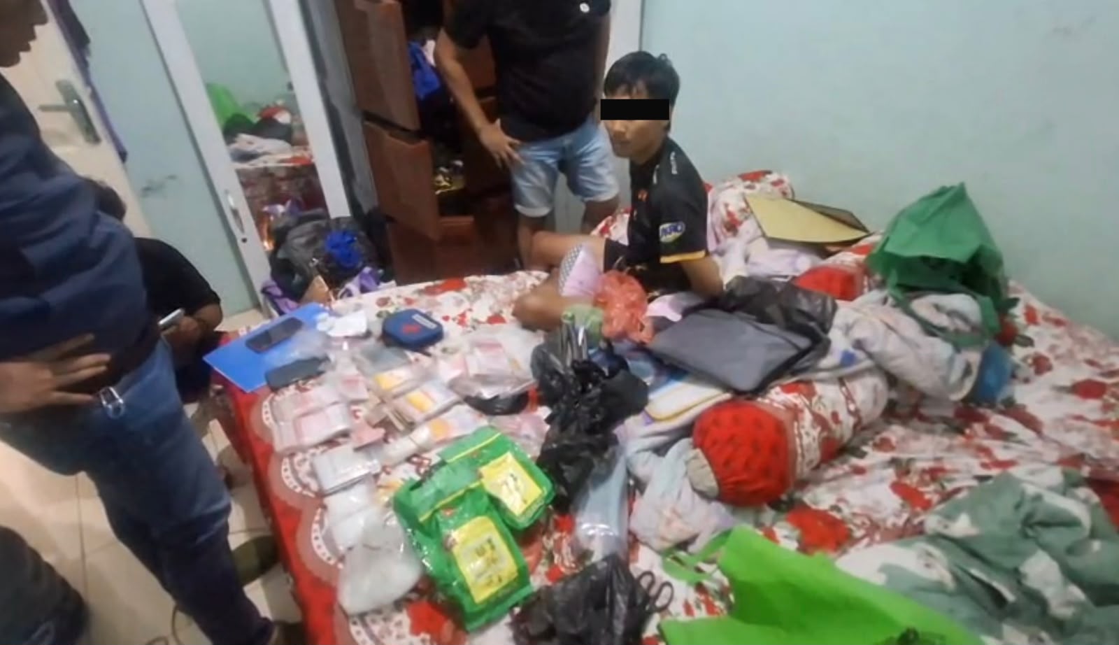 metrodeli/istimewa TANGKAP: Polisi mengamankan tiga pria berinisial MH (36), warga Medan Sunggal, IU (37), warga Hamparan Perak, dan AF (26), warga Medan Selayang dalam dua operasi berbeda di kawasan Kampung Lalang, Kecamatan Medan Sunggal, dan Tanjung Selamat, Kecamatan Sunggal, Kabupaten Deliserdang, Rabu 19 Agustus 2026 malam.