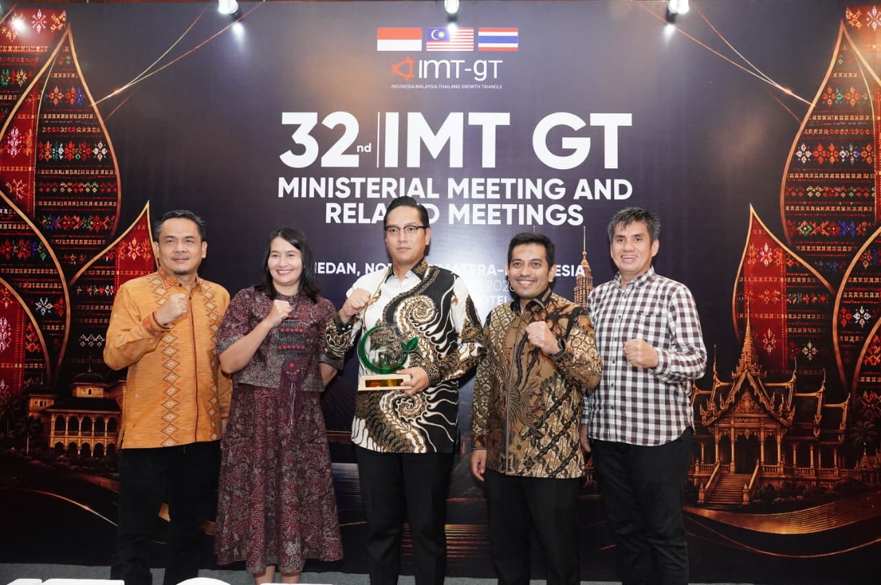 metrodeli/istimewa AWARD : Walikota Rico Tri Putra Bayu Waas dan Wakil Walikota Medan H Zakiyuddin meraih IMT-GT Green City Award kategori Gold Circular Economy and Resource Efficiency pada Gala Dinner of the 32 IMT-GT Ministerial Meeting & Related Meetings yang digelar di JW Marriott Hotel Medan, Rabu 9 September 2026 malam.
