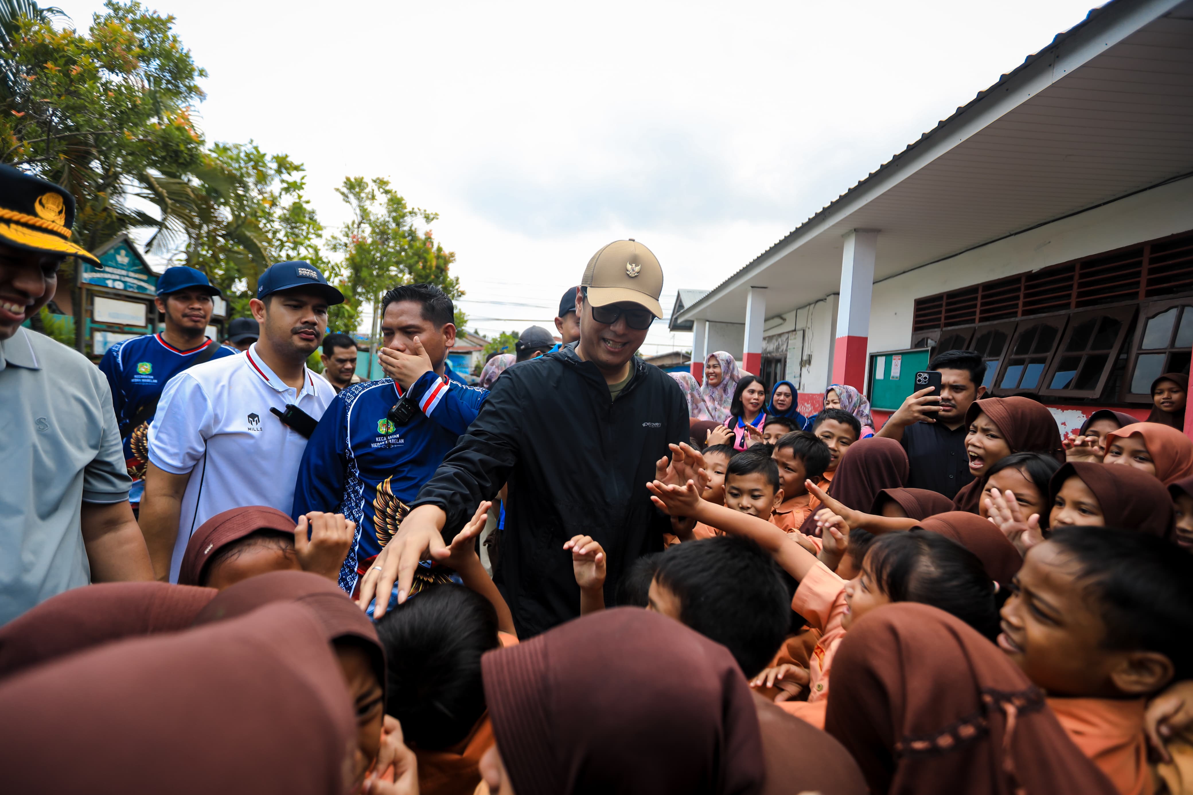 metrodeli/istimewa PERHATIKAN : Walikota Medan Rico Waas turut menaruh perhatian serius pada kondisi infrastruktur pendidikan setempat, khususnya UPT SD Negeri 064999, Kelurahan Rengas Pulau, Kecamatan Medan Marelan, Sabtu 12 September 2026.
