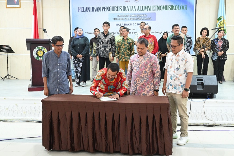 metrodeli/istimewa PELANTIKAN : Penandatanganan Berita Acara Pelantikan Pengurus IKA Etnomusikologi FIB USU Periode 2026-2030 di Gedung Serbaguna FIB USU, Sabtu 12 September 2026.