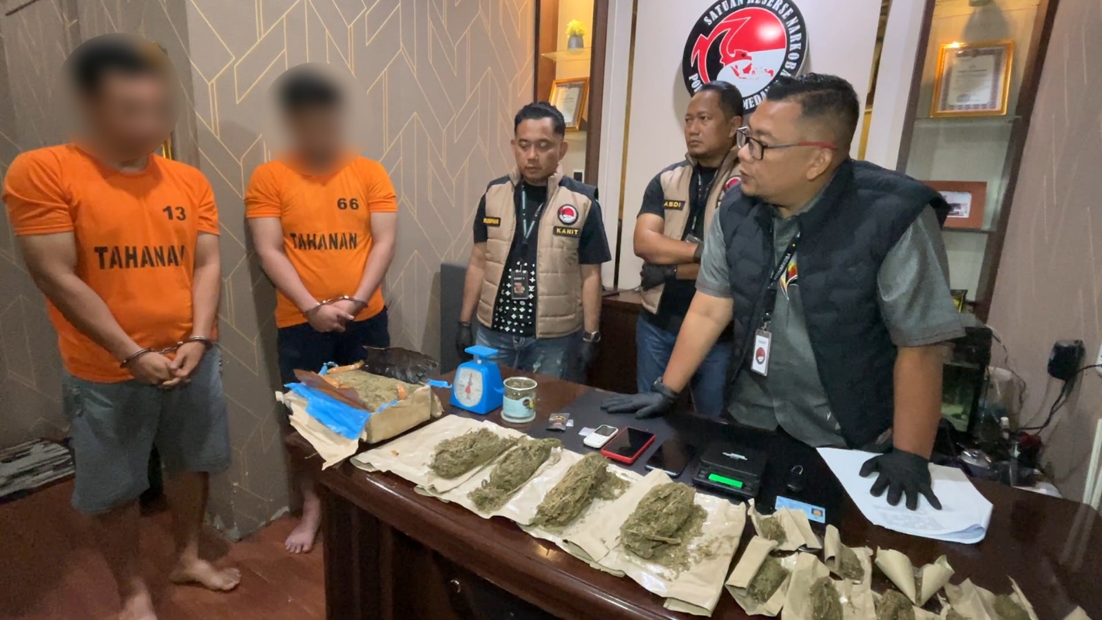 metrodeli/istimewa PAPARKAN : Kasat Resnarkoba Polrestabes Medan AKBP Rafli Yusuf Nugraha SH SIK MIP memaparkan para tersangka dan barang bukti narkotika yang memanfaatkan sebuah kamar kos di Jalan Garpu Kecamatan Medan Petisah sebagai tempat penyimpanan barang terlarang, Minggu 13 Sepetember 2026 pagi.