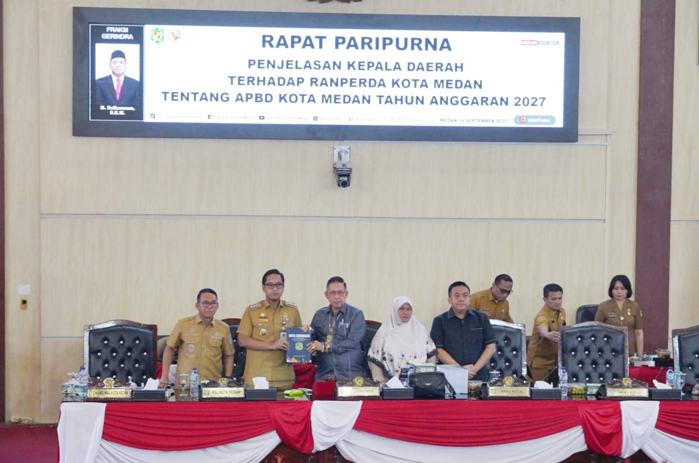 metrodeli/istimewa RANPERDA: Walikota Medan Rico Tri Putra Bayu Waas, menyampaikan Ranperda tentang Anggaran Pendapatan dan Belanja Daerah (APBD) Kota Medan Tahun Anggaran 2027. Nota Keuangan tersebut disampaikan dalam rapat paripurna di Gedung DPRD Kota Medan, Senin 14 September 2026.