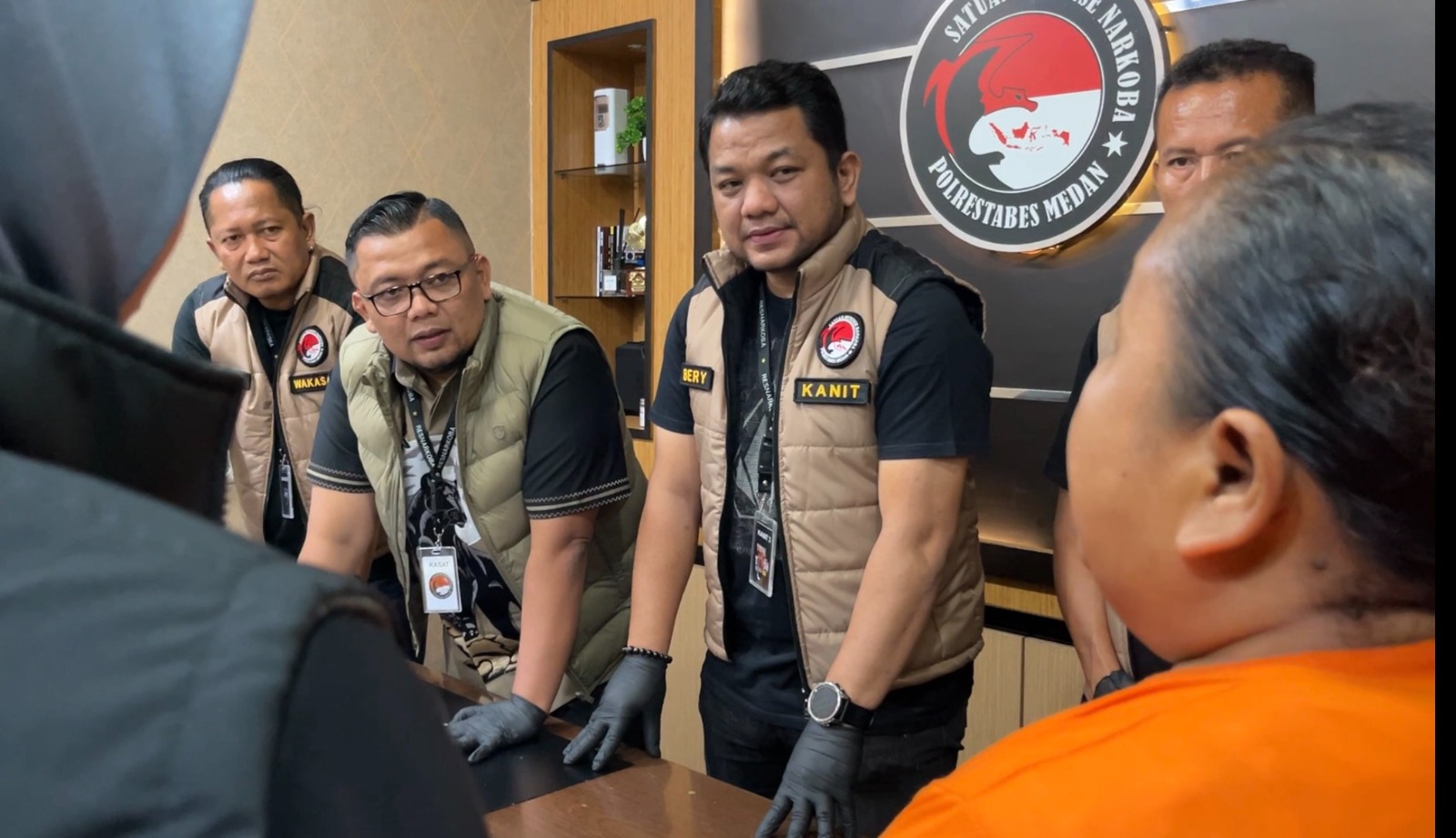 metrodeli/bardansyah PAPARAN : Kasatres Narkoba Polrestabes Medan AKBP Rafli Yusuf Nugraha, SH, SIK, MIP memaparkan penangkapan tersangka WN(41), warga Jalan Mesjid Taufik, Kecamatan Medan Perjuangan diamankan personel Satuan Resnarkoba Polrestabes Medan di sekitar rumahnya, Jumat 11 September 2026 sore. Dari tangan perempuan tersebut, petugas mengamankan dua paket ganja yang diduga siap diedarkan.