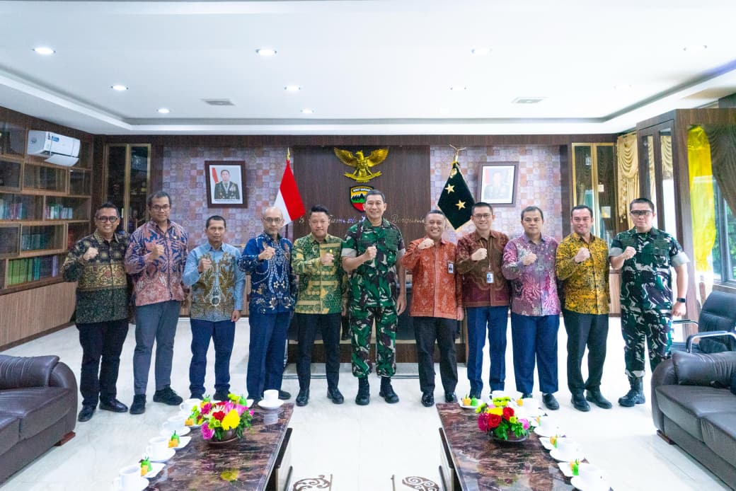 metrodeli/istimewa AUDIENSI : General Manager Rizky Mochamad, Senior Manager Distribusi Dicky Hiwardi, Senior Manager Niaga dan Manajemen Pelanggan Maman Sulaeman, Manager Komunikasi dan TJSL Darma Saputra berfoto bersama dengan jajaran manajemen PLN dengan Panglima Kodam I/Bukit Barisan Mayjen TNI Hendy Antariksa saat beraudiensi di Markas Kodam I/Bukit Barisan, Medan, Selasa 15 September 2026.