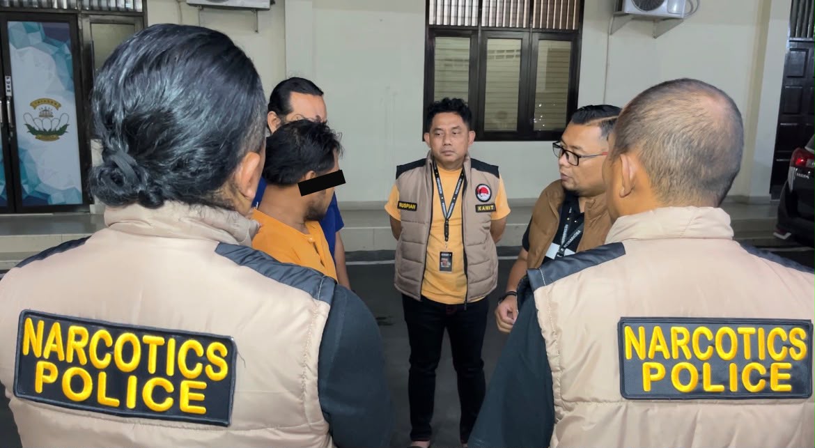 metrodeli/bardansyah INTEROGASI: Kasat Resnarkoba Polrestabes Medan, AKBP Rafli Yusuf Nugraha, SH, SIK, MIP menginterogasi seorang pria berinisial HI (44), yang diduga mengedarkan narkotika jenis sabu dari warung nasi goreng di Jalan Tuasan, Kecamatan Medan Tembung, Rabu 9 September 2026 malam.