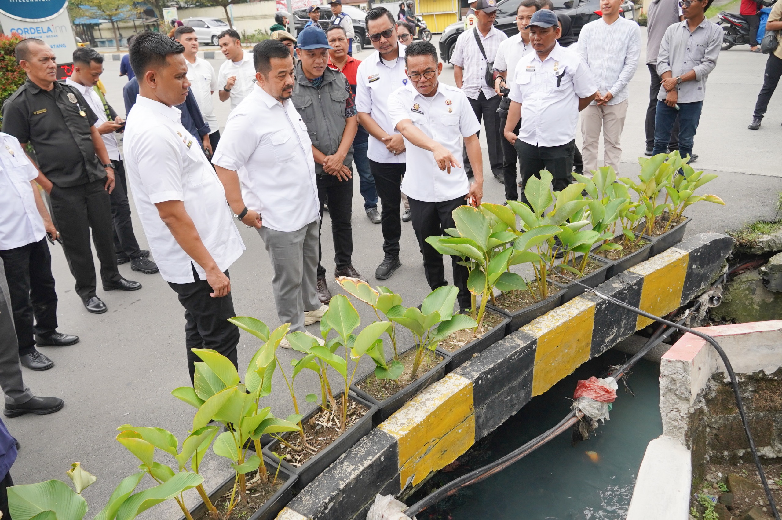 metrodeli/istimewa Wakil Walikota H Zakiyuddin Harahap meninjau ke wilayah Kecamatan Medan Helvetia mendapati adanya drainase yang tersumbat dan belum terintegrasi dengan baik, Rabu 16 September 2026.