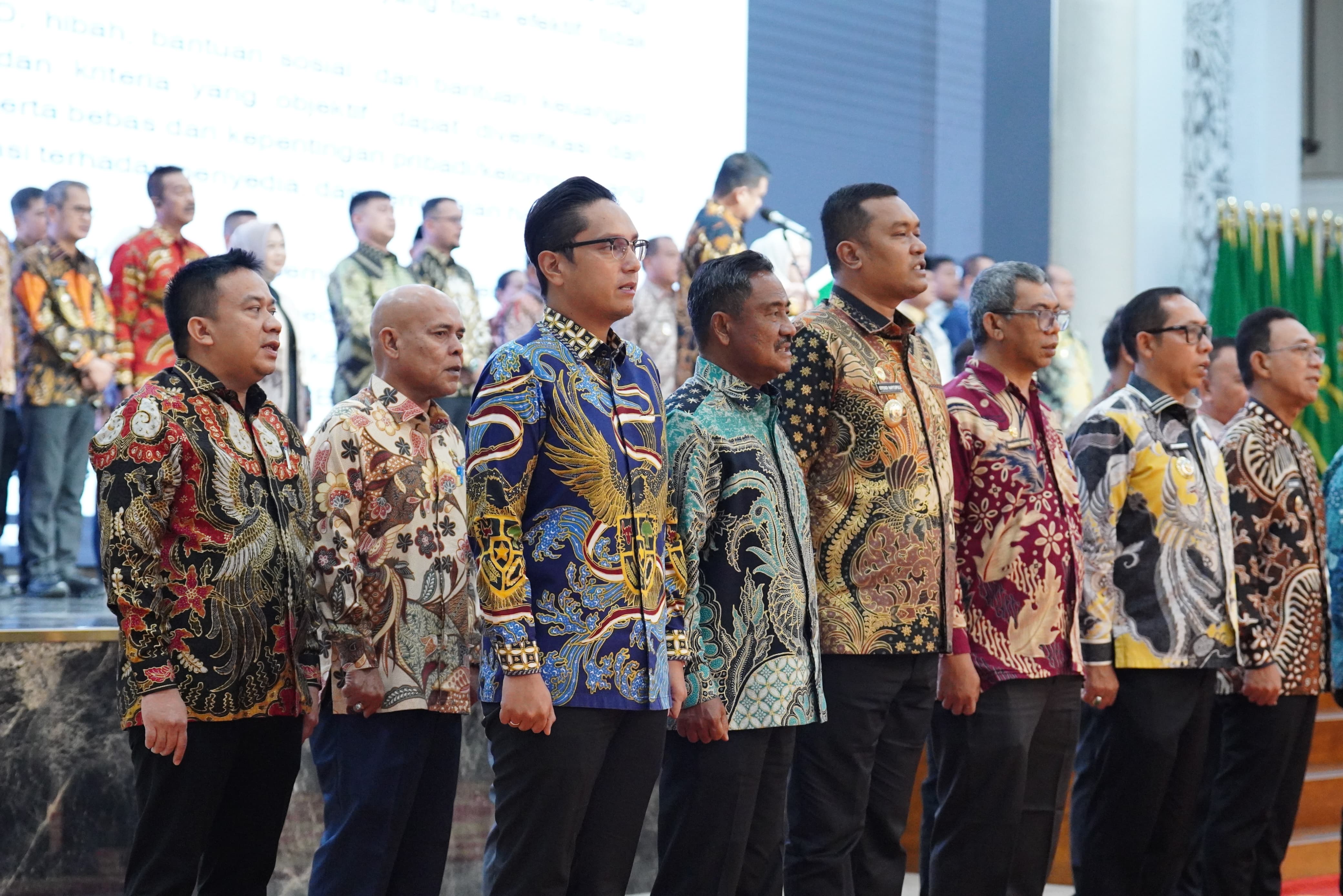 metrodeli/istimewa PENANDATANGANAN : Walikota Medan Rico Tri Putra Bayu Waas bersama Gubernur Sumut Bobby Afif Nasution dan Kepala Daerah serta Ketua DPRD Kabupaten/Kota se- Provinsi Sumut melakukan penandatanganan komitmen bersama perbaikan tata kelola perencanaan, penganggaran, serta pengadaan barang dan jasa (PBJ) sebagai bagian dari upaya pencegahan tindak pidana korupsi disaksikan Wakil Mendagri Komjen (Purn) Akhmad Wiyagus, Pimpinan KPK Johanis Tanak, Perwakilan BPKP RI Setya Nugraha dan perwakilan LKPP di Aula Raja Inal Siregar, Kantor Gubernur Sumut, Kamis 17 September 2026.