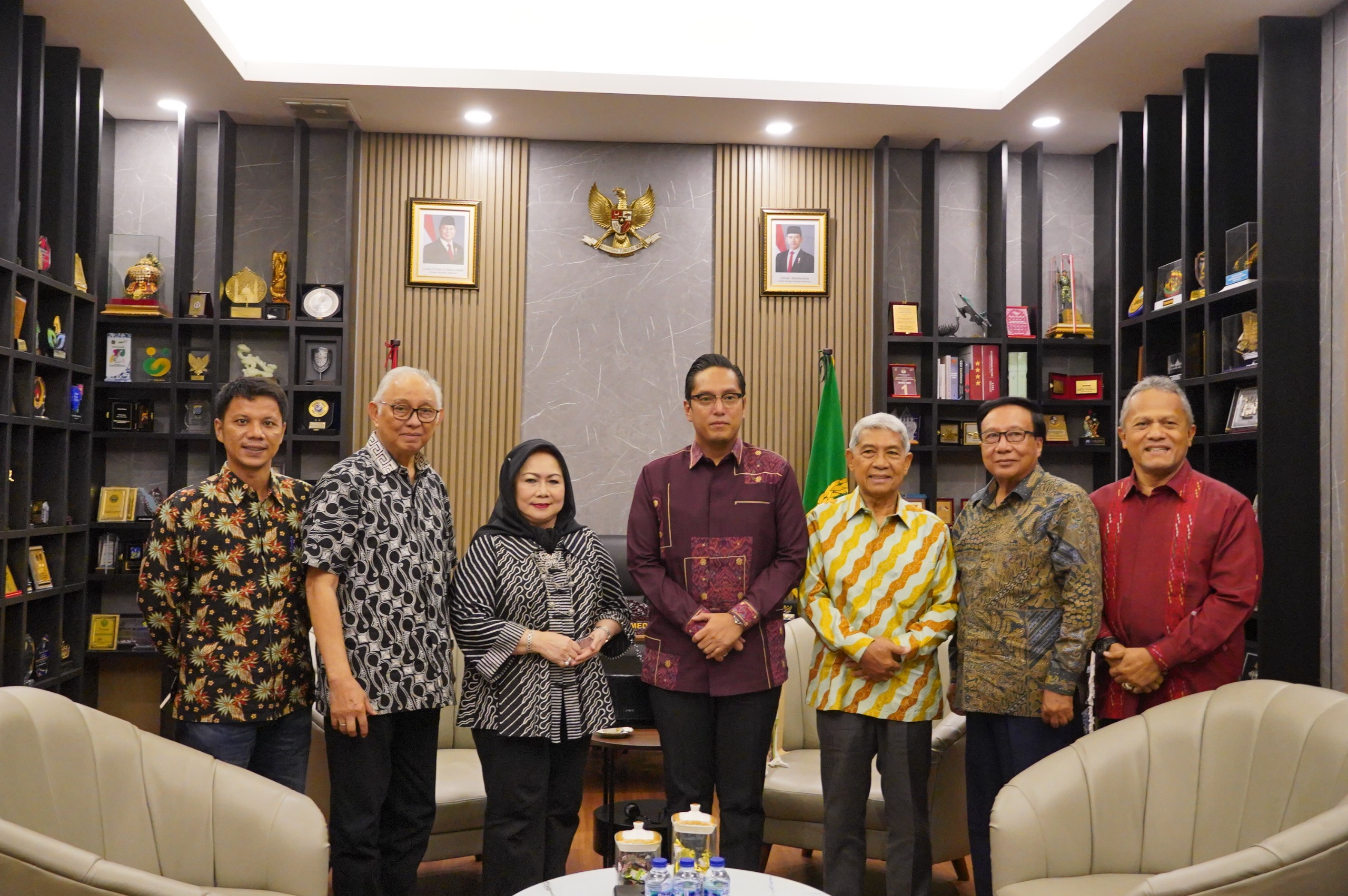 metrodeli/istimewa AUDIENSI: Walikota Medan Rico Waas saat menerima audiensi keluarga besar SM Amin Nasution bersama sejumlah sejarawan di rumah Dinas Walikota Medan, Jumat 18 September 2026.