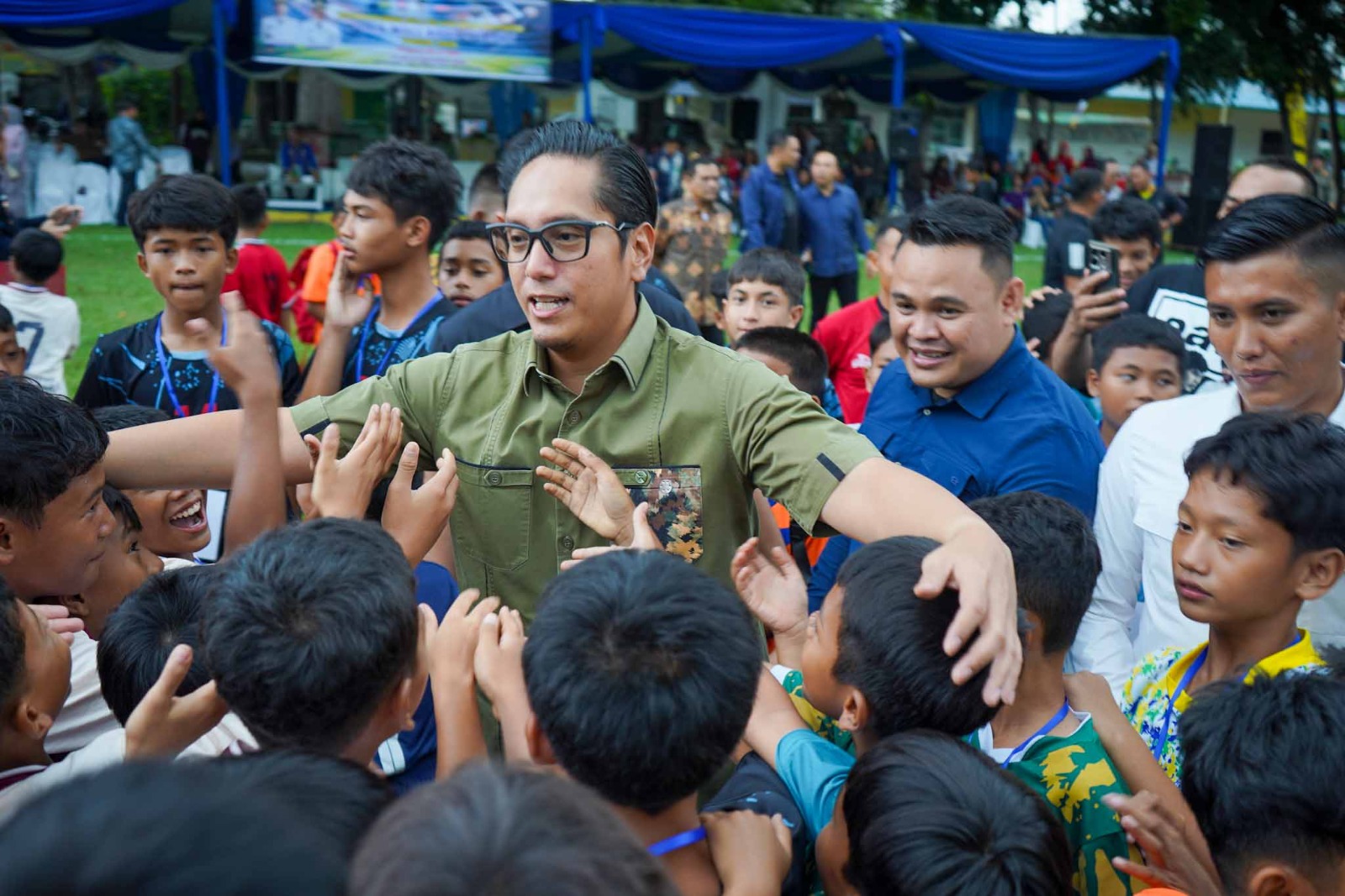 metrodeli/istimewa KEJUARAAN : Walikota Medan Rico Tri Putra Bayu Waas membuka kejuaraan Sepak Bola Pelajar Antarkecamatan Piala Walikota Medan I Tahun 2026 Jumat 18 September 2026 di Lapangan Balai Desa, Medan Helvetia.