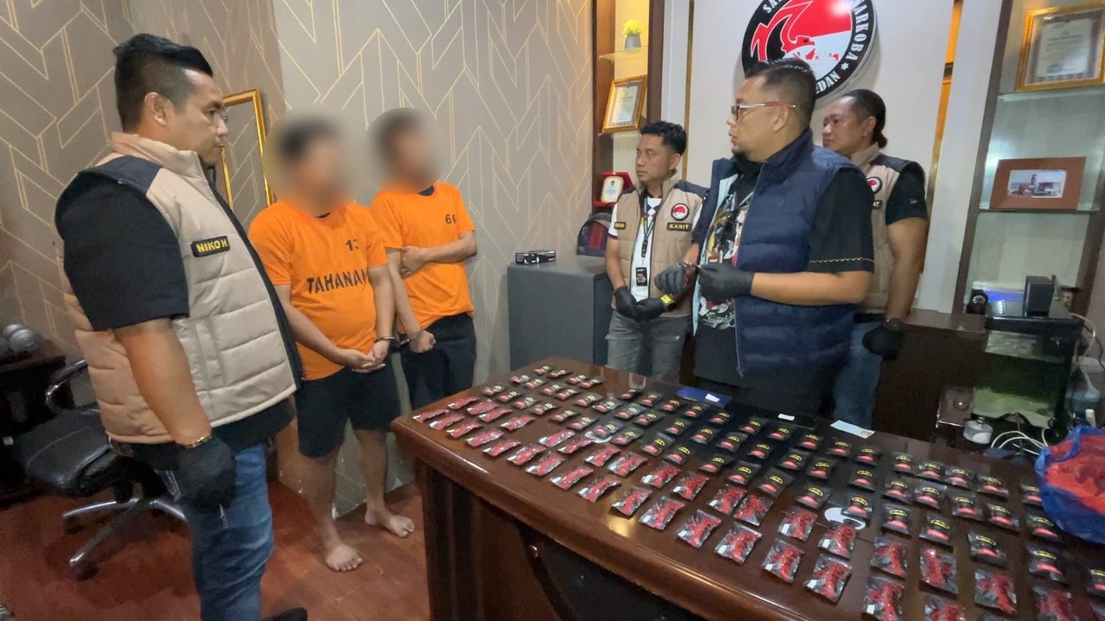 metrodeli/istimewa AMANKAN : Satres NarkobaPolrestabes Medan mengamankan seorang pria berinisial RM (33), terkait dugaan peredaran narkotika jenis pod getar di kawasan Medan Sunggal, Senin 14 September 2026 malam.