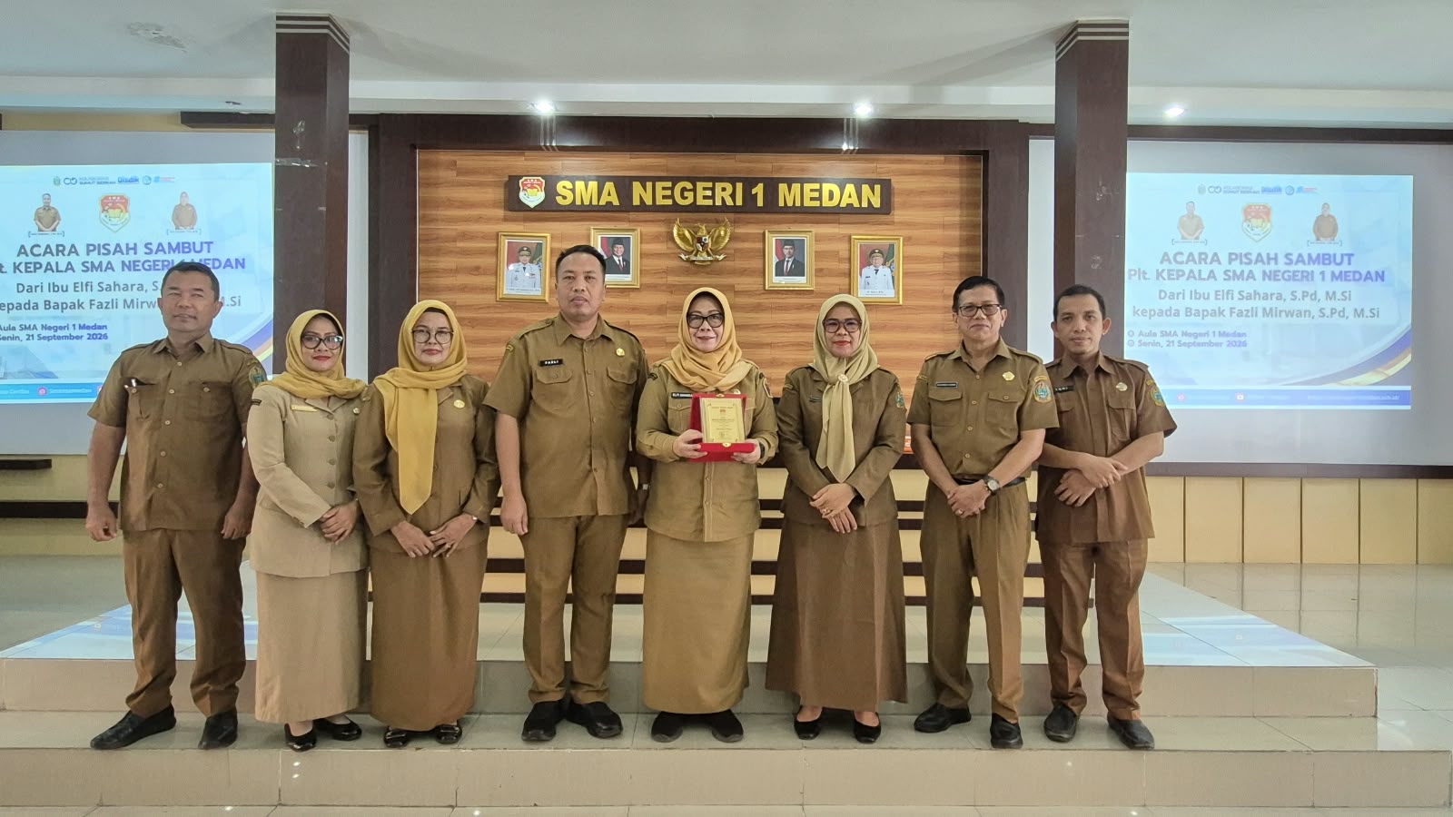 metrodeli/istimewa SERAH TERIMA: Plt Kepala Sekolah Fazli Mirwan, S.Pd, M.Si berfoto bersama dengan Wakasek Kesiswaan Rosminta Bangun, S.Pd, Wakasek Sapras Dra. Yulidar, M.Hum, Kasek lamaElfi Sahara, S.Pd, M.Si, pengawas Dariana Berutu, S.Pd, M.Si, Wakasek Humas Sudirman Sormin, M.Pd, Wakasek Kurikulum Toni, S.Pd dan lainnya usai serah terima diyang berlangsung di aula SMA Negeri 1 Medan Jalan Cik Ditiro Medan, Senin 21 September 2026.