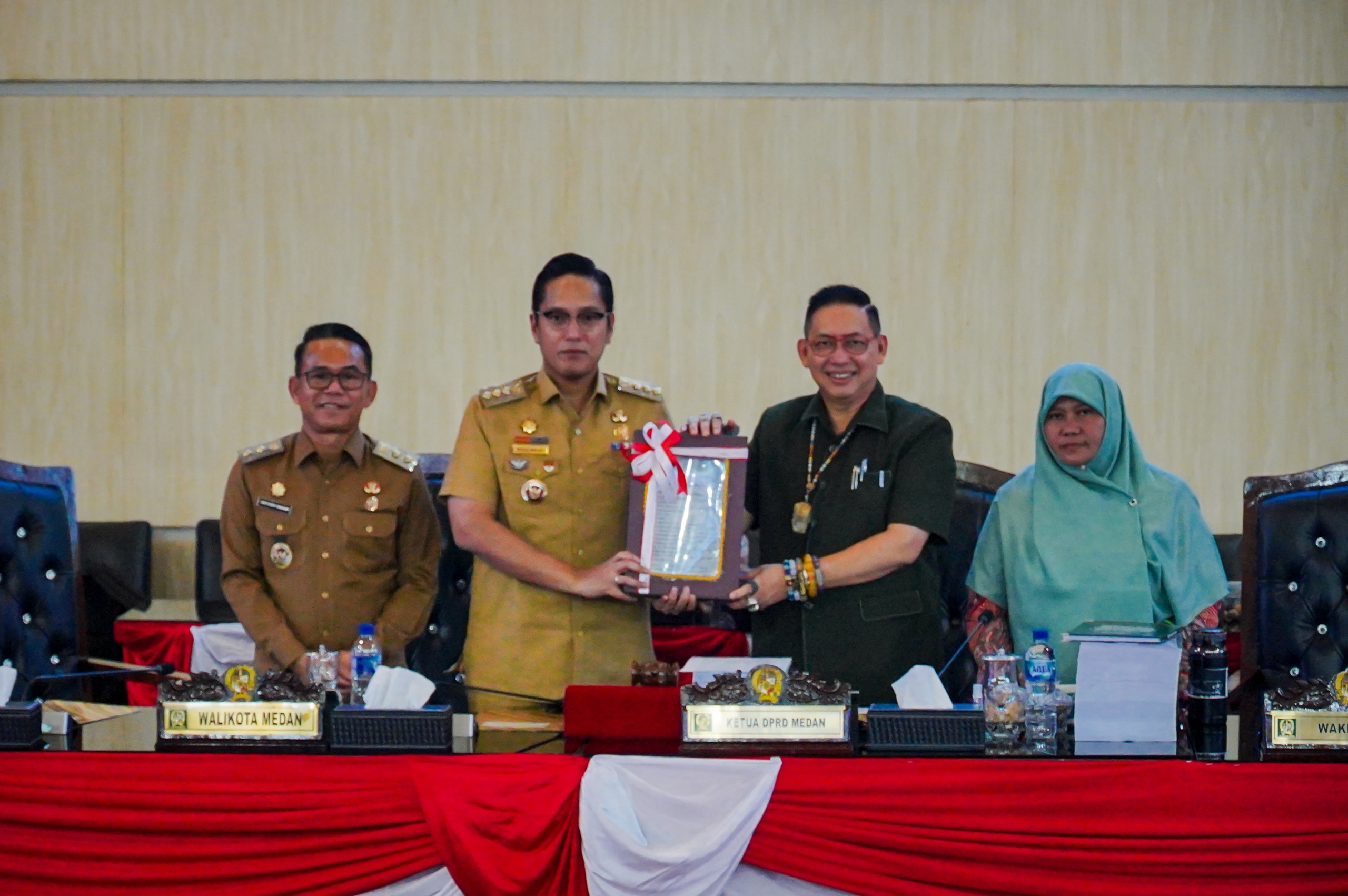 metrodeli/istimewa TANGGAPAN: Walikota Medan Rico Waas saat memberikan Tanggapan Kepala Daerah terhadap Pemandangan Umum Fraksi-fraksi DPRD Kota Medan atas Ranperda tentang Perubahan APBD (P-APBD) Tahun Anggaran 2026 dalam Sidang Paripurna DPRD Kota Medan, Senin 21 September 2026.