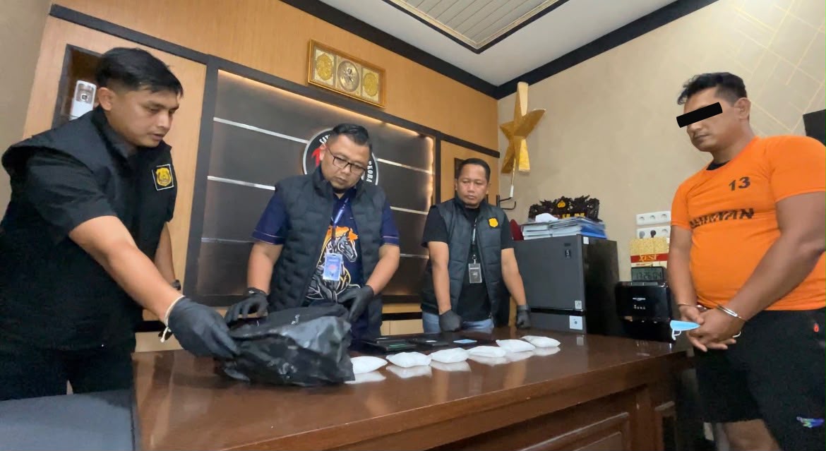 metrodeli/istimewa TANGKAP : Kasatres Narkoba Polrestabes Medan AKBP Rafli Yusuf Nugraha, SH, SIK, MIP memaparkan hasil tangkapan narkoba pria berinisial FYM (42), warga Kabupaten Pidie, Aceh, yang diduga membawa narkotika jenis sabu saat hendak bepergian menggunakan travel rute Medan-Aceh di kawasan Jalan William Iskandar/Pancing, tepatnya sekitar MMTC, Desa Medan Estate, Kecamatan Percutseituan, Kabupaten Deliserdang, Kamis 17 September 2026 malam.