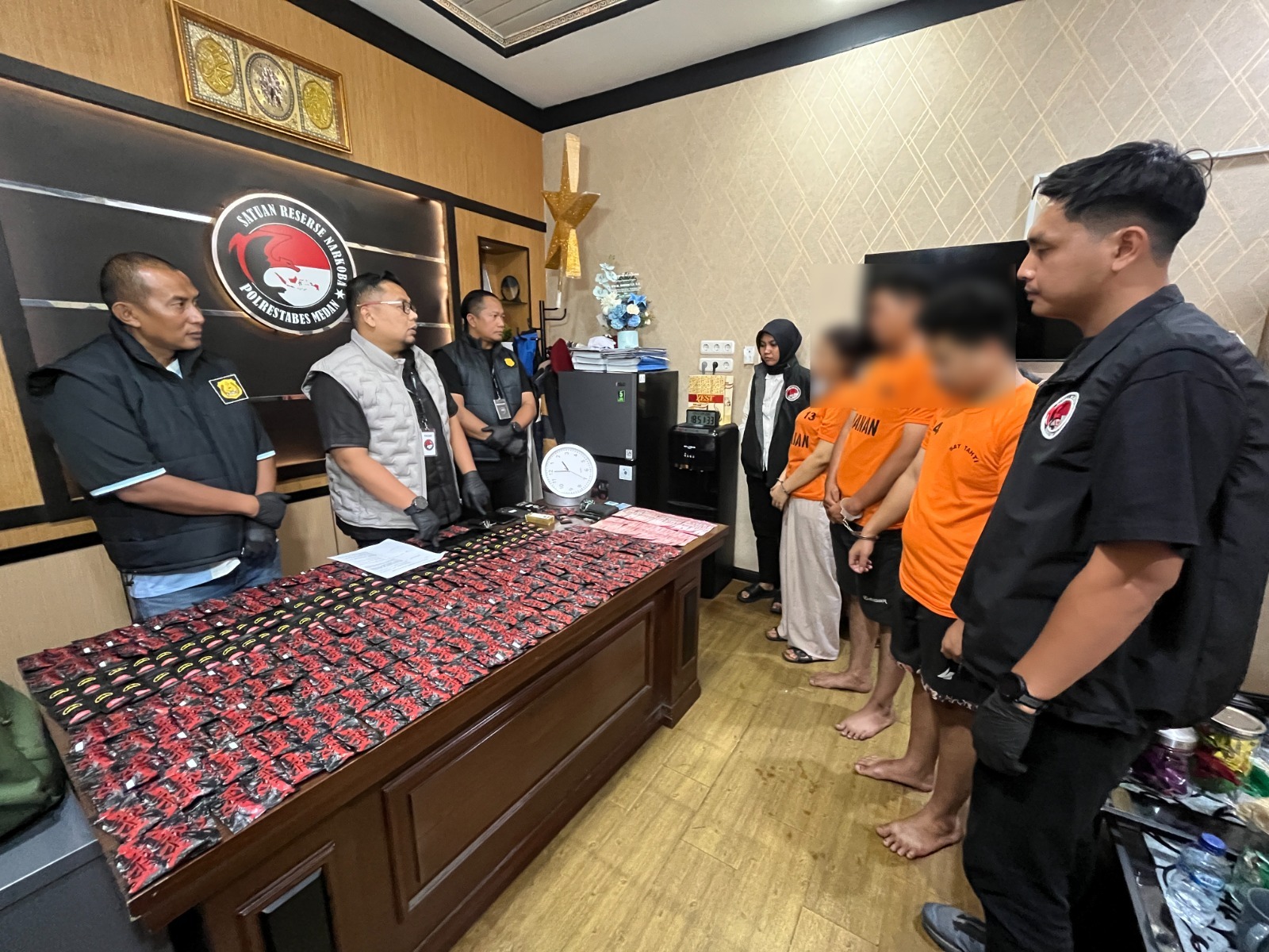 metrodeli/istimewa TANGKAPAN: Kasat Resnarkoba Polrestabes Medan AKBP Rafli Yusuf Nugraha SH SIK MIP memaparkan hasil penangkapan tiga tersangka dan menyita sebanyak 295 unit pod getar yang diduga berkaitan dengan jaringan Malaysia, kemarin