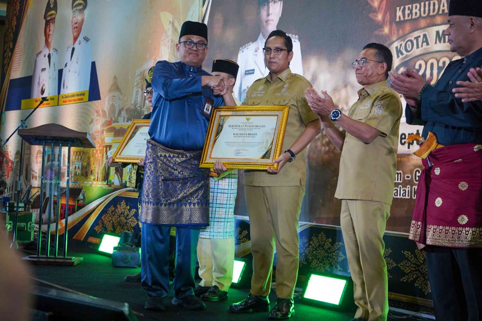 metrodeli/istimewa TERIMA PENGHARGAAN: Walikota Medan Rico Tri Putra Bayu Waas menerima penghargaan dalam Pemberian Award Cagar Budaya dan Tokoh Kebudayaan Kota Medan Tahun 2026 di Dharma Deli, Selasa 22 September 2026.