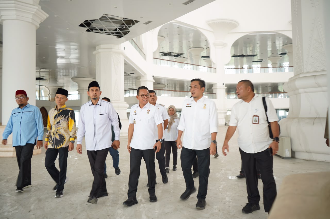 metrodeli/istimewa TINJAU: Wakil Walikota Medan Zakiyuddin saat meninjau langsung kondisi gedung dan sejumlah fasilitas MIC di Jalan Rawe, Kelurahan Tangkahan, Kecamatan Medan Labuhan, Rabu 23 September 2026.