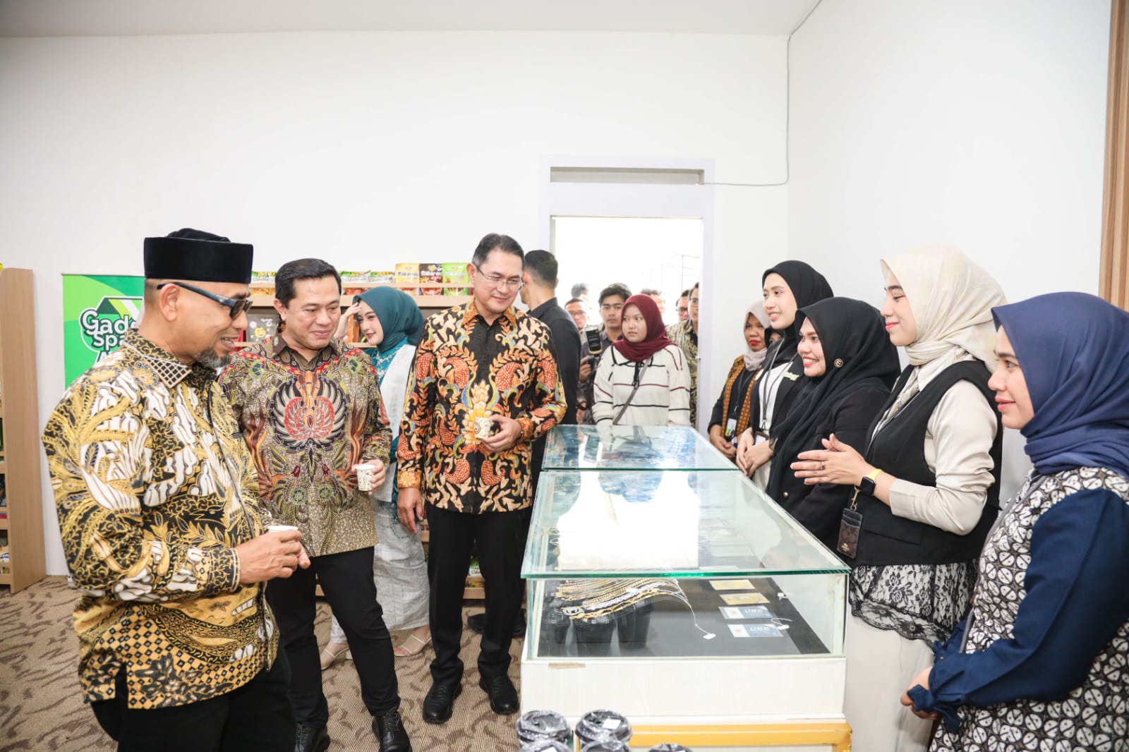metrodeli/istimewa BUKA : PT Pegadaian (Persero) resmi membuka The Gade Preneur Space Aceh sebagai ruang inovasi, kolaborasi, pelatihan, dan inkubasi bagi pelaku usaha UMKM di Aceh di Jalan Sudirman Nomor 51 Desa Geuceu Iniem, Kecamatan Meuraxa, Kota Banda Aceh, Kamis, 24 September 2026.