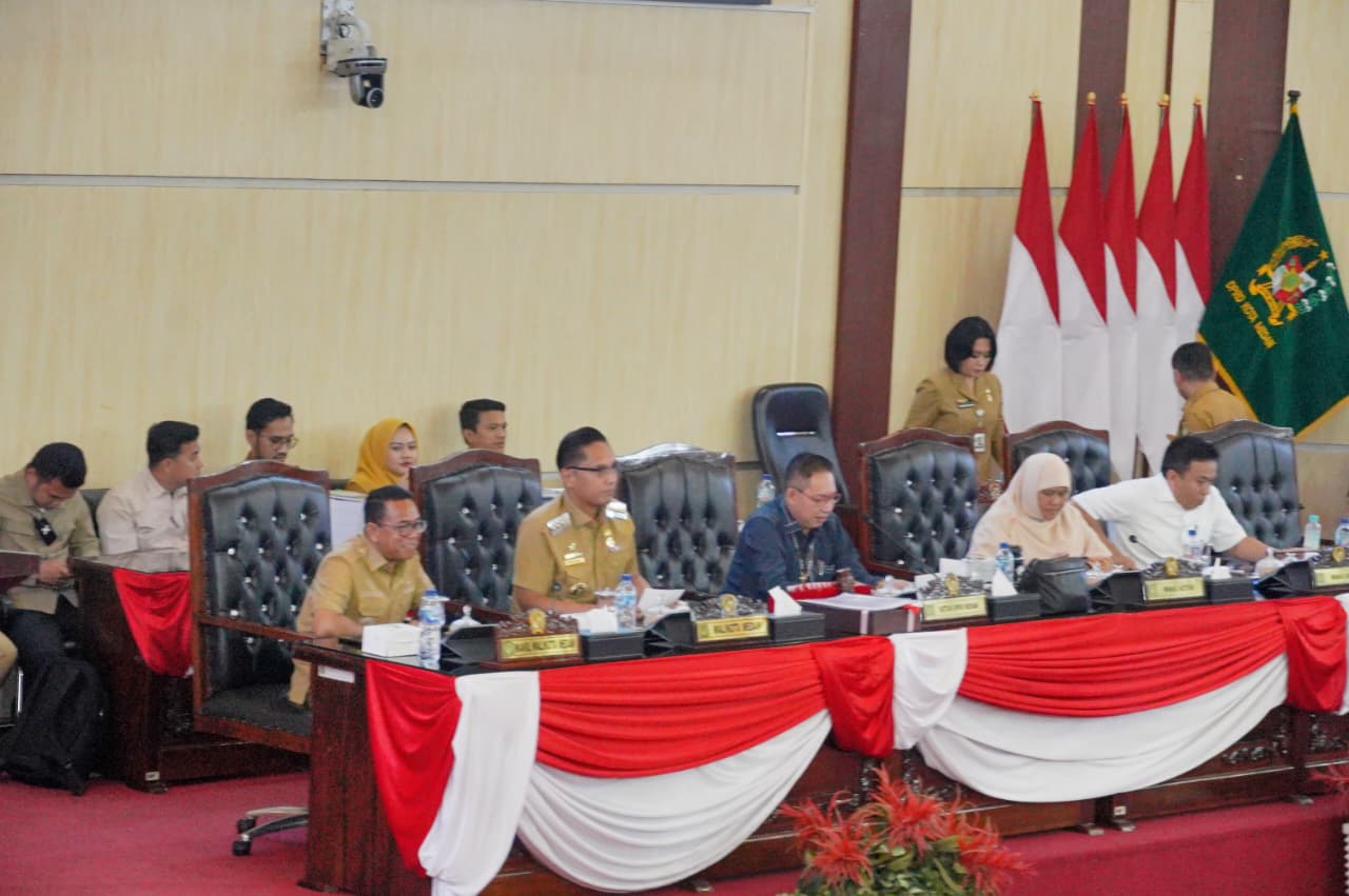metrodeli/istimewa RAPAT PARIPURNA : Walikota Medan Rico Tri Putra Bayu Waas menghadiri Rapat Paripurna DPRD Kota Medan dengan agenda Penyampaian Laporan Hasil Raker DPRD Kota Medan Tahun 2026 dalam rangka Penyusunan Program Kerja TA 2027 di Gedung DPRD Kota Medan, Senin 28 September 2026.