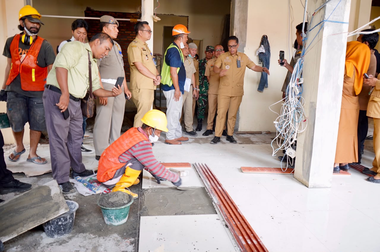 metrodeli/istimewa TINJAU : Walikota Medan Rico Tri Putra Bayu Waas meninjau proses pekerjaan Puskesmas yang berlokasi di Jalan Kemuning, Kecamatan Medan Helvetia itu, Selasa 29 September 2026.