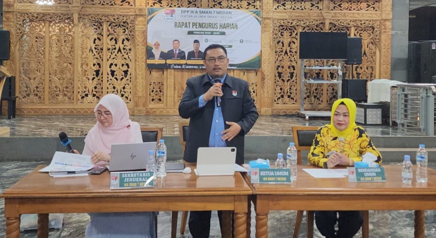 metrodeli/istimewa RAPAT PERDANA : Ketua Umum DPP IKA SMAN-7 Medan Ir Malik Assalih Harahap memimpin rapat pengurus di Wongsolo Jalan Gajahmada Medan, Rabu 2 September 2026.