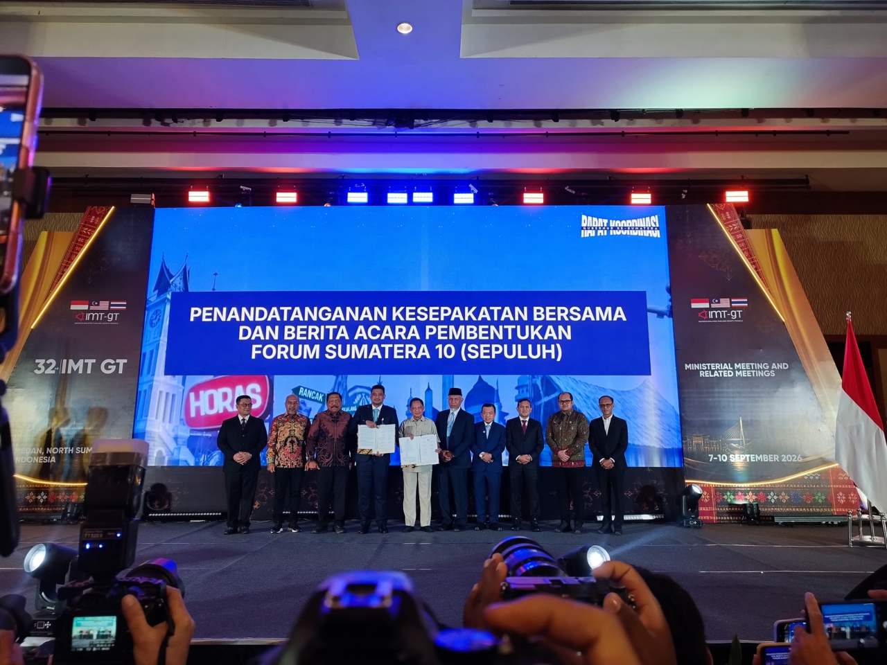 metrodeli/istimewa MOU : Mendagri Muhammad Tito Karnavian menyaksikan penandatangan kerja sama 10 Gubernur/Wakil Gubernur se- Sumatera termasuk Gubsu M Bobby Afif Nasution,l selaku tuan rumah dalam Rapat Koordinasi Gubernur Se-Sumatera pada pertemuan tingkat Menteri, Indonesia, Malaysia, Thailand Growth Triangle (IMT-GT) di Lantai 2 Ballroom JW marriot Hotel Medan, Rabu 9 September 2026.