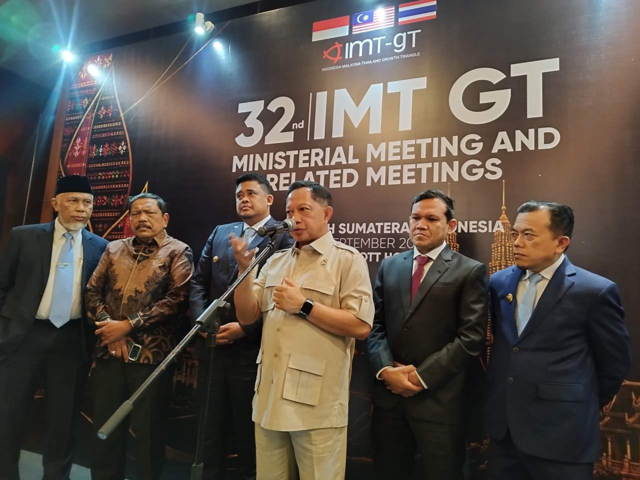 metrodeli/alhafiz wr lubis KONFERENSI PERS: Mendagri Muhammad Tito Karnavian didampingi Gubsu M Bobby Afif Nasution dan para gubernur Se-Sumatera lainnya menyampaikan Konferensi Pers usai penandatangan kerja sama 10 Gubernur/Wakil Gubernur se- Sumatera termasuk l selaku tuan rumah dalam Rapat Koordinasi Gubernur Se-Sumatera pada pertemuan tingkat Menteri IMT-GT di Lantai 2 Ballroom JW marriot Hotel Medan, Rabu 9 September 2026.