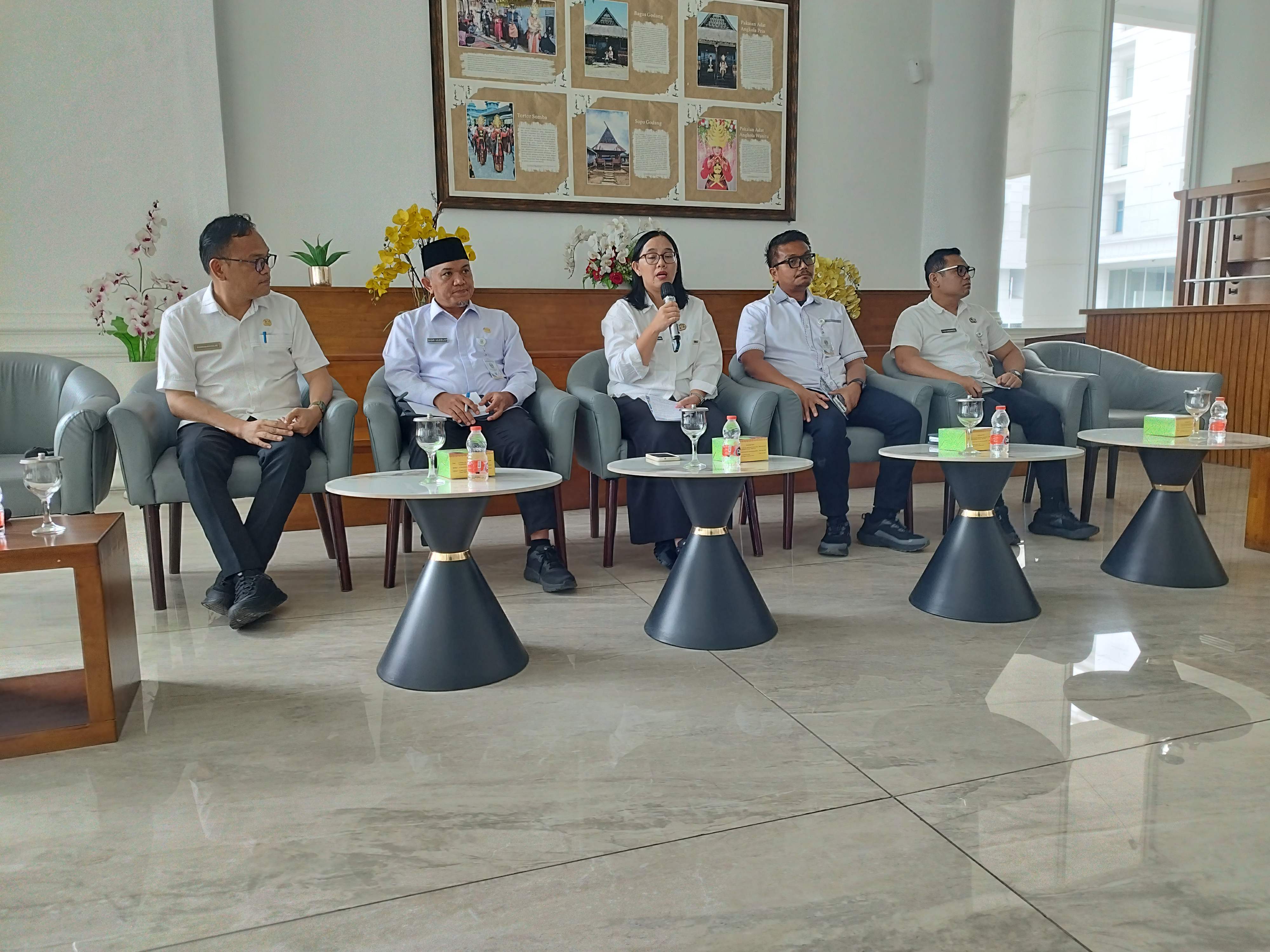 metrodeli/istimewa PAPARKAN : Sekretaris Dinas Pendidikan Provinsi Sumut, Terang Dewi Susanti Ujung bersama Kabid lainnya memaparkan PHTC Gubsu dalam temu pers difasilitasi Dinas Komunikasi dan Informatika Sumut dipandu Kabid IKP Porman Mahulae di Lobby Dekranasda Lantai 1 Kantor Gubernur Sumut Jalan Diponengoro Nomor 30 Medan, Rabu 16 September 2026 sore.