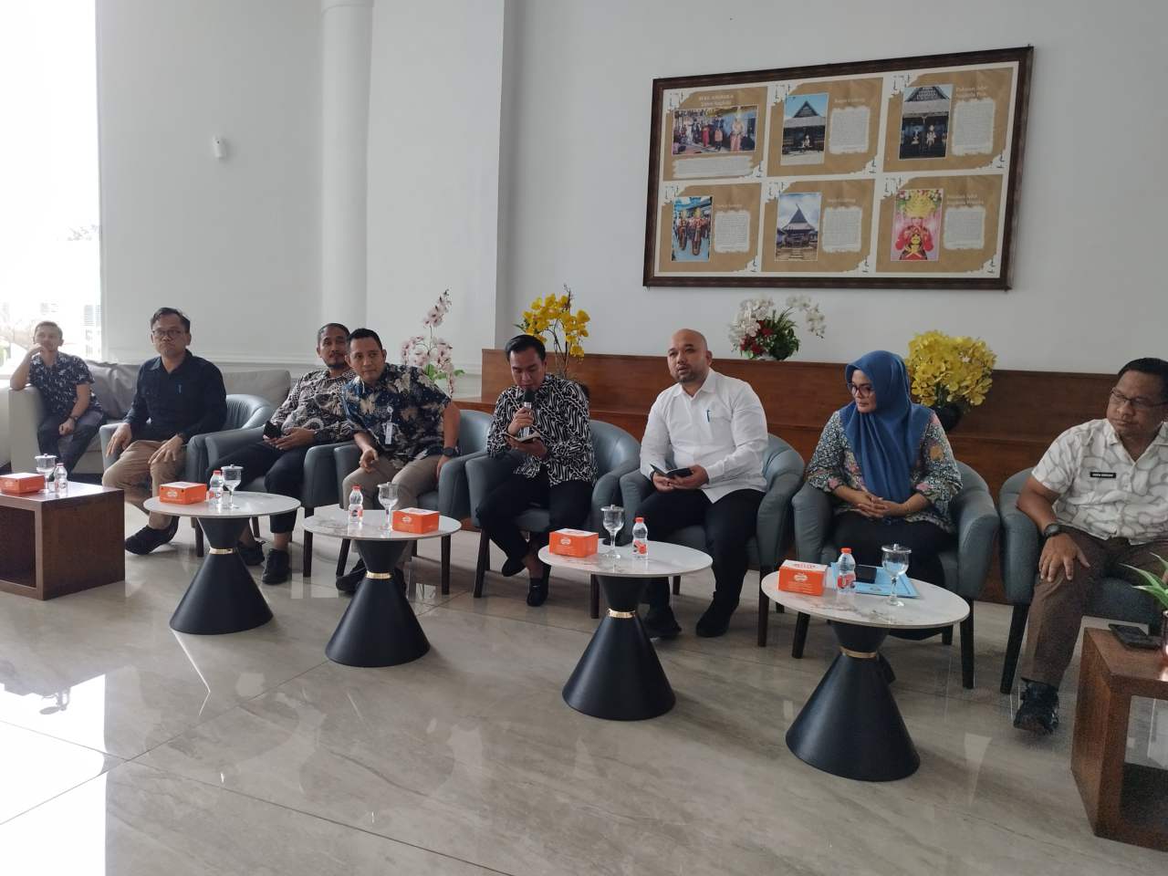 metrodeli/istimewa KONFERENSI PERS : Plt Kepala Biro Adpim Sumut Reza Prima Kurniawan memaparkan dalam konferensi pers yang digelar Dinas Komunikasi dan Informatika Sumut dipandu Kabid IKP Porman Mahulae di Lobby Dekranasda, Kantor Gubernur Sumut, Jumat 18 September 2026.
