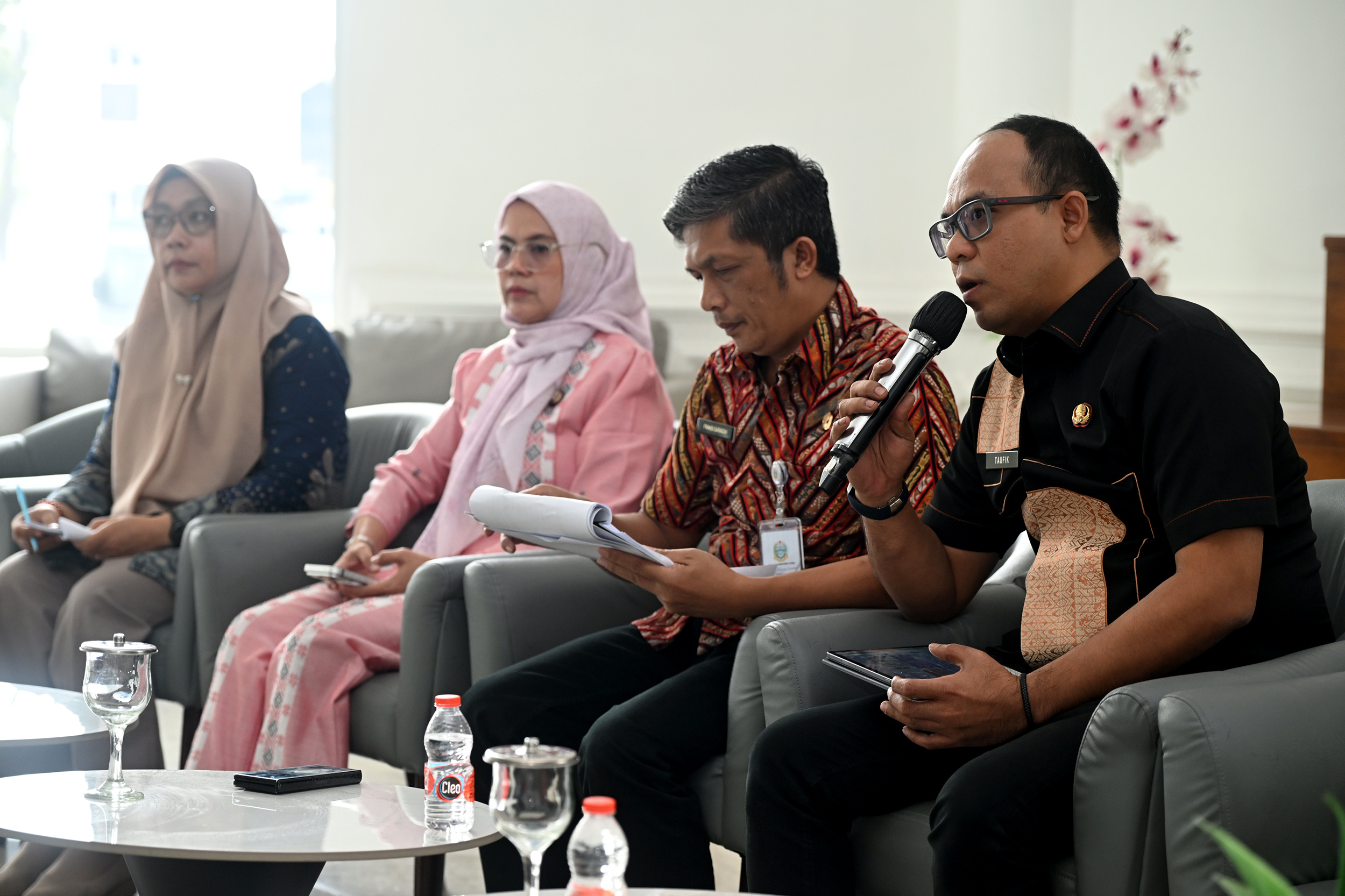 metrodeli/istimewa PAPARAN: Pemerintah Provinsi Sumatera Utara (Sumut) melalui Plh Sekretaris Badan Keuangan dan Aset Daerah (BKAD) Sumut Frans Novendy Saragih bersama Kabid Aset Taufik memaparkan seputar PAD dalam Konferensi Pers terkait capaian realisasi pendapatan dan penerimaan APBD 2026 difasilitasi Dinas Kominfo Sumut berlangsung di Lobby Dekranasda Lantai 1 Kantor Gubernur Sumut Jalan Diponegoro 30 Kota Medan, Kamis 24 September 2026.