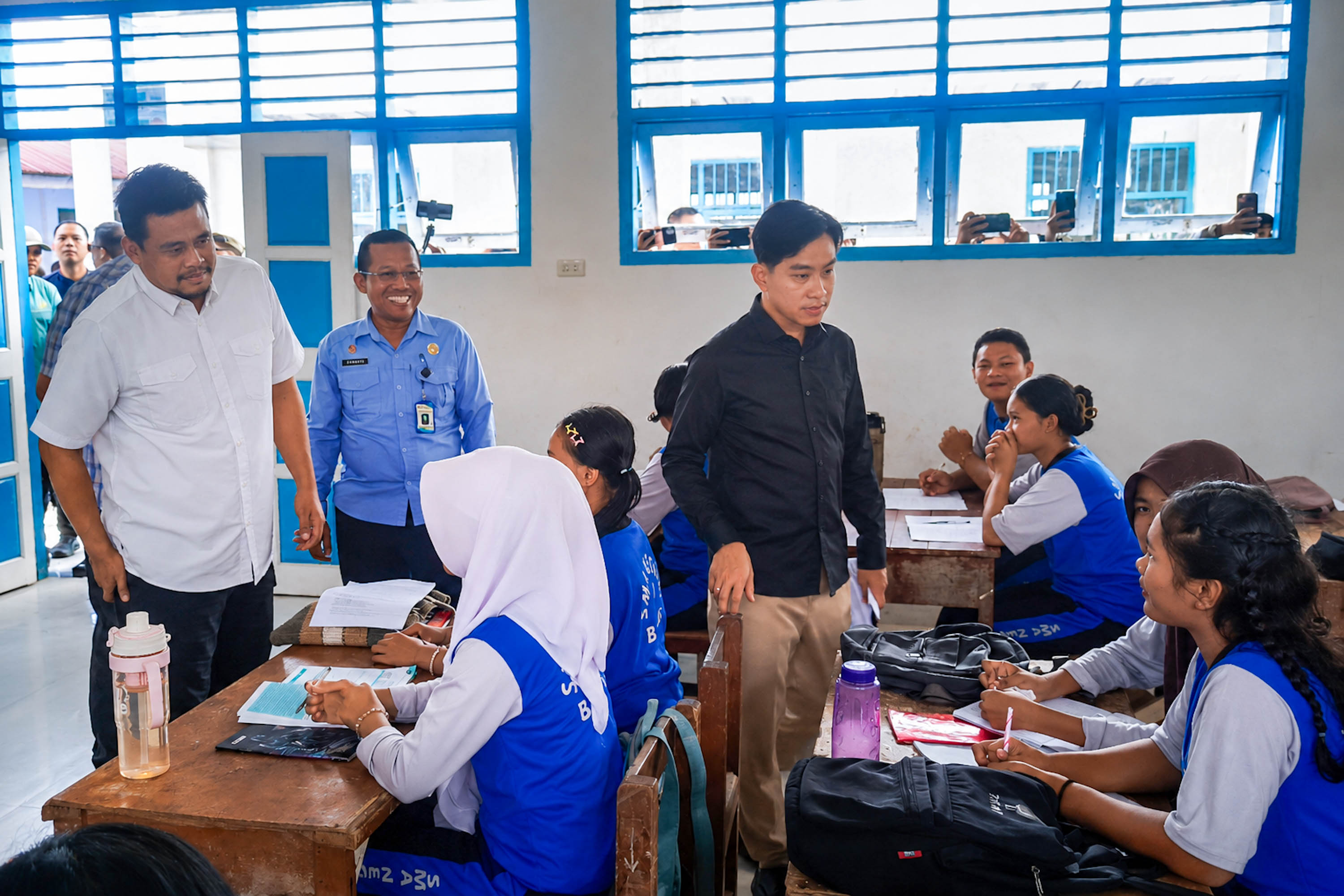 metrodeli/istimewa KUNJUNGAN : Gubernur Sumut Muhammad Bobby Afif Nasution mendampingi Wakil Presiden Republik Indonesia Gibran Rakabuming mengunjungi SMA Negeri 1 Barus, Kabupaten Tapanuli Tengah, Jumat 4 September 2026.