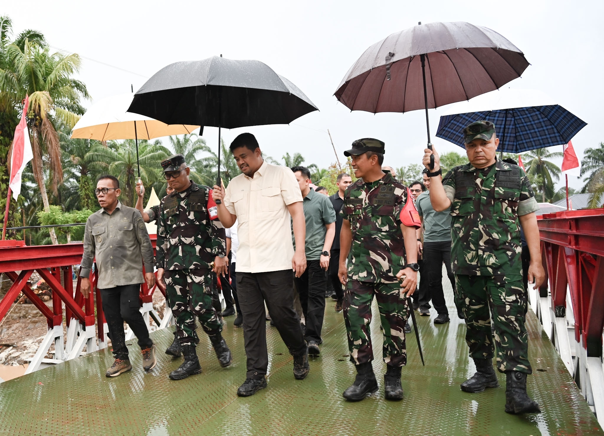 metrodeli/istimewa RESMIKAN: Gubernur Sumatera Utara (Gubsu) M Bobby Afif Nasution meresmikan Jembatan Armco Kombinasi Bailey (Modulator Tiper-21) di Desa Parjalihotan Kecamatan Pinangsori, Kabupaten Tapanuli Tengah, Kamis 3 September 2026.