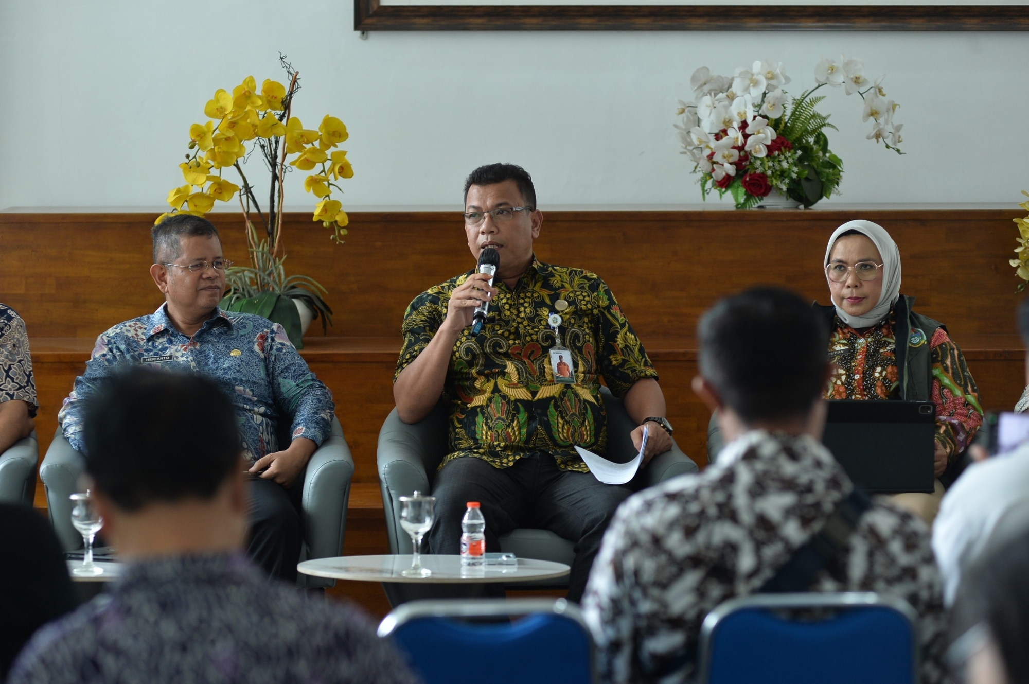 metrodeli/istimewa PAPARAN : Kepala BPBD Sumut Tuahta Ramajaya Saragih didampingi Sekretaris Ir Herianto, MSi dan Kabid Kerja Sama Robert Purba serta Kepala Bidang Penanganan Darurat, Peralatan dan Logistik Sri Wahyuni Pancasilawati menyampaikan pemaparan seputar penaggulangan bencana pada Temu Pers yang diselenggarakan Dinas Komunikasi dan Informatika (Kominfo) Sumut dipandu Kabid IKP Porman Mahulae di Lobby Dekranasda Kantor Gubernur Sumut, Jalan Pangeran Diponegoro Nomor 30, Medan, Jumat 4 September 2026.
