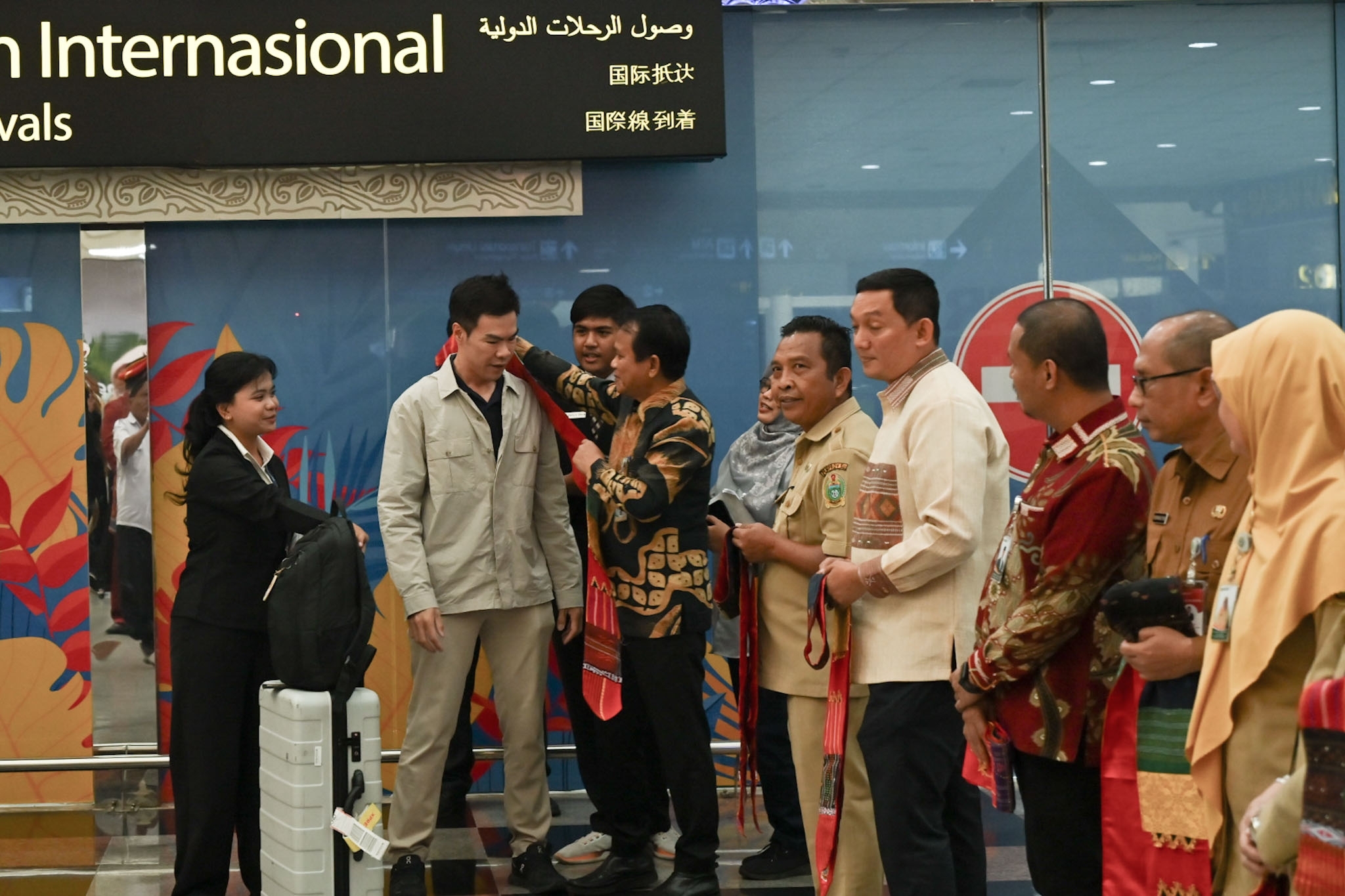 metrodeli/istimewa SAMBUT: Asisten Pemerintahan dan Kesejahteraan Rakyat Sumut Basarin Yunus Tanjung dan Asisten Perekonomian dan Pembangunan Sekdaprov Sumut Ardan Noor Hasibuan serta Kadisbudpar Sumut Yuda Pratiwi Setiawan, S.STP., M.SP menyambut kedatangan para delegasi dalam rangka menghadiri 32nd Indonesia-Malaysia-Thailand Growth Triangle (IMT-GT) Ministerial Meeting and Related Meetings, di CIP/VIP Lounge Bandara Internasional Kualanamu (KNO), Kabupaten Deliserdang, Senin 7 September 2026.