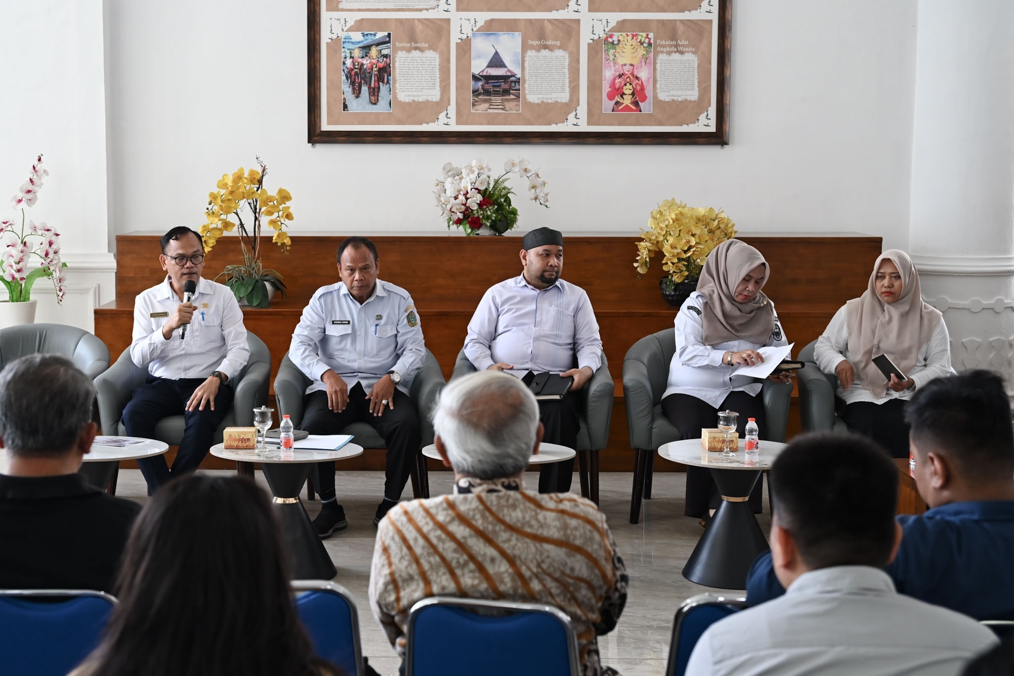 metrodeli/istimewa KONFERENSI PERS: Kepala Biro Kesejahteraan Rakyat (Kesra) Setdaprov Sumut Ade Sofianita melalui Analis Kebijakan Ahli Muda Biro Kesra Setdaprovsu Syahrial Effendi Pane menyampaikan pemaparan dalam konferensi yang digelar Dinas Kominfo Sumut di Lobby Dekranasda, Kantor Gubernur Sumut, Jalan Diponegoro Medan, Rabu 9 September 2026.