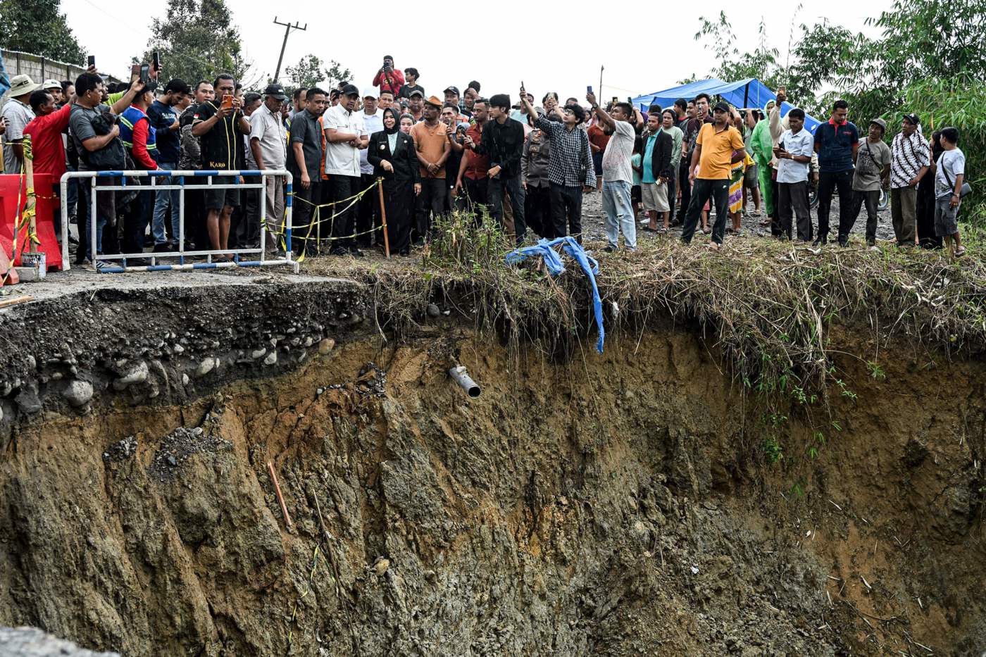 metrodeli/istimewa AMBLES : Gubsu M Bobby Afif Nasution, beserta OPD terkait serta Bupati Langkat Tiorita Br. Surbakti, meninjau ruas jalan Pamah Semilir (Alternatif Berastagi-Langkat) yang ambles akibat tergerus oleh curah hujan beberapa Waktu lalu, di Desa Telagah, Kabupaten Langkat, Jumat 11 September 2026.