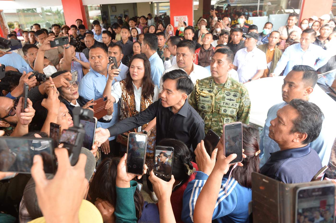 metrodeli/istimewa DAMPINGI: Gubsu M Bobby Nasution mendampingi Wakil Presiden RI Gibran Rakabuming mengunjungi Korban keracunan MBG di Rumah Sakit Efarina Etaham dan Rumah Sakit Amanda Jalan Lintas Desa Raya Kabupaten Karo, Jumat 11 September 2026