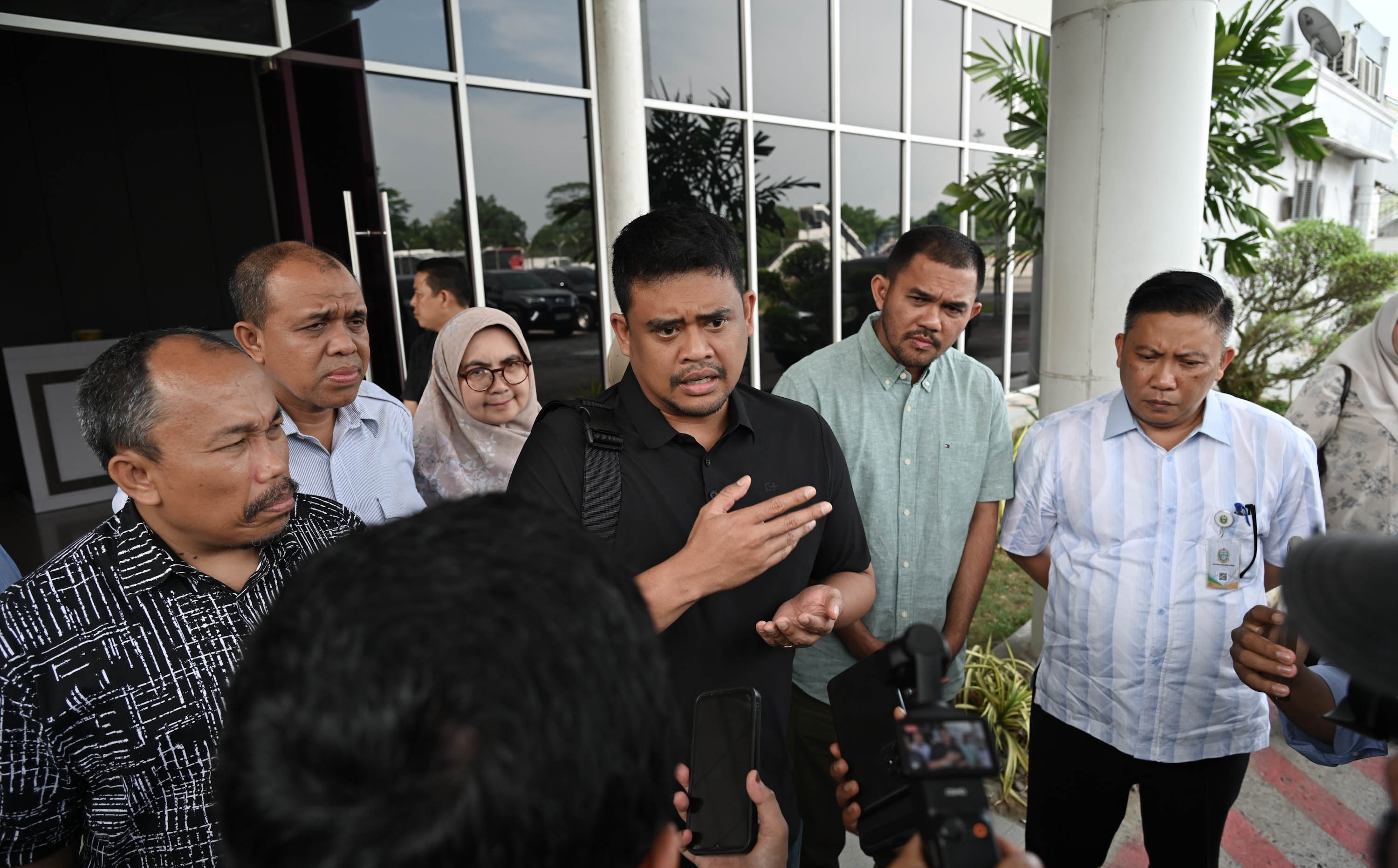 metrodeli/istimewa BERANGKATKAN : Gubsu M Bobby Afif Nasution memberangkatkan pasien siswa yang terduga korban keracunan program Makan Bergizi Gratis (MBG) asal Kabupaten Karo ke Rumah Sakit Cipto Mangunkusumo (RSCM), Jakarta, untuk mendapatkan pemeriksaan dan penanganan medis lebih lanjut, di Lounge VIP Bandara Internasional Kualanamu, Kabupaten Deliserdang, Sabtu 12 September 2026.